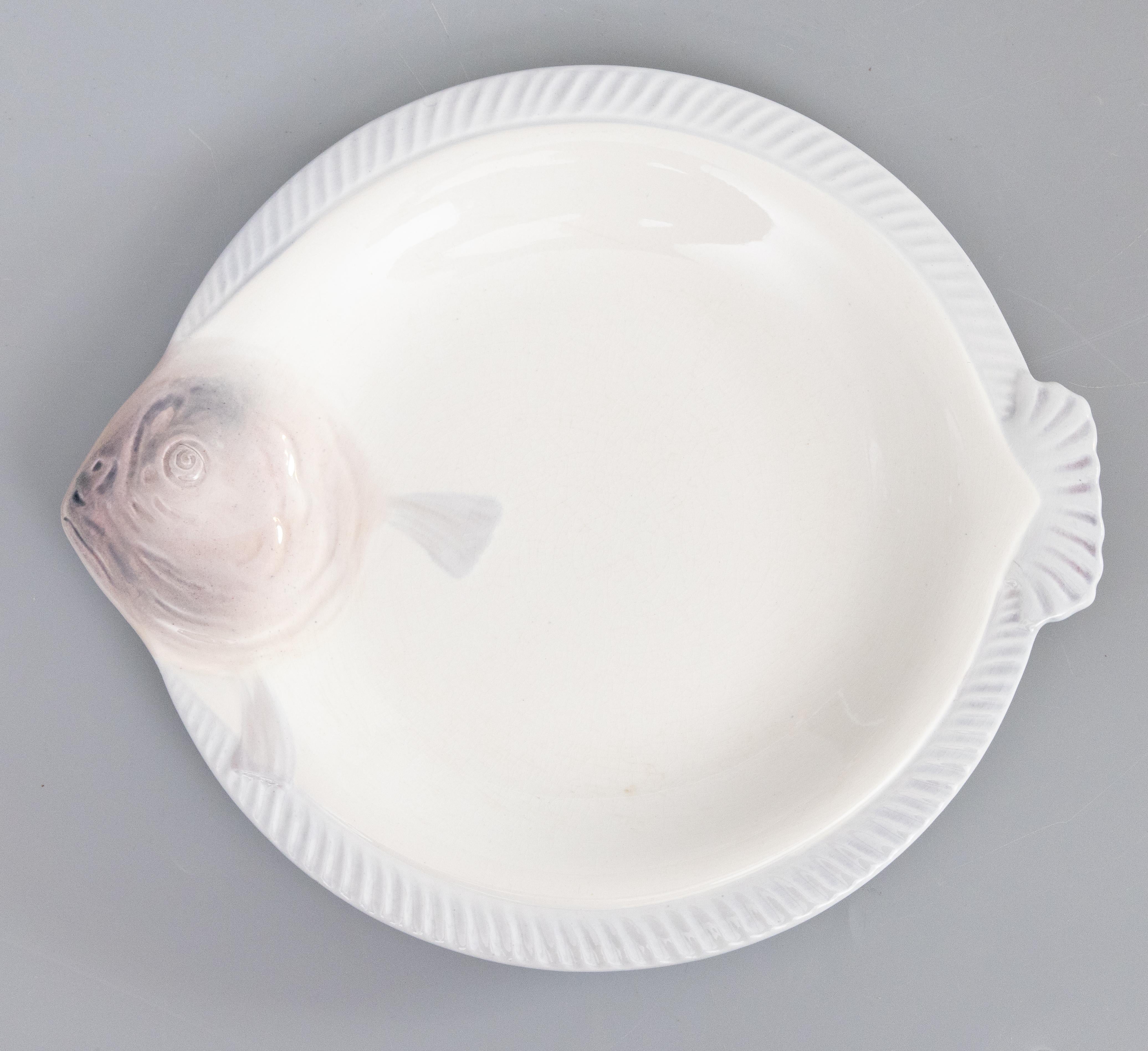 Milieu du XXe siècle Assiette à poisson Art Déco en majolique de Longwy, Circa 1930 en vente