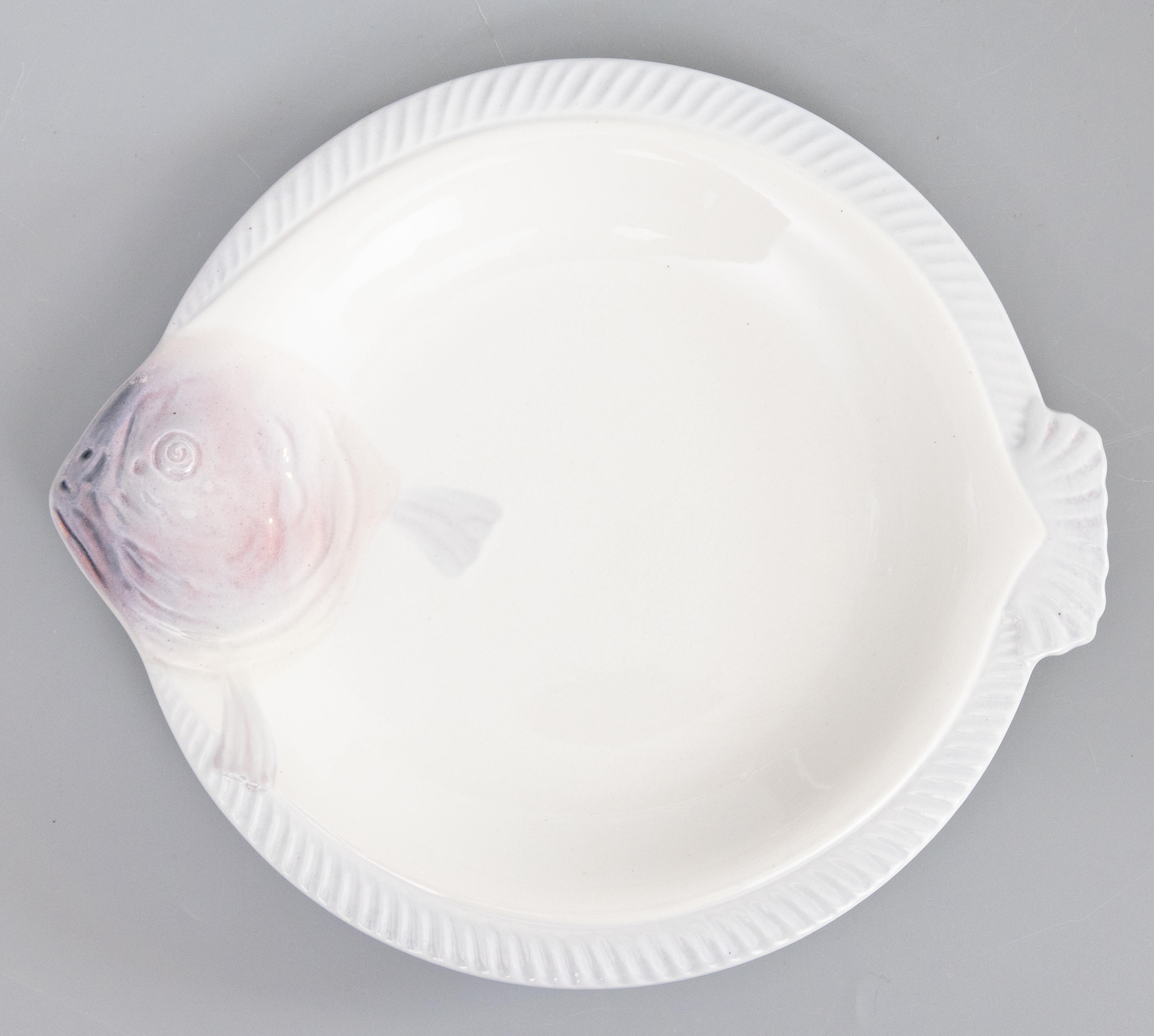 Milieu du XXe siècle Assiette à poisson Art Déco en majolique de Longwy, Circa 1930 en vente