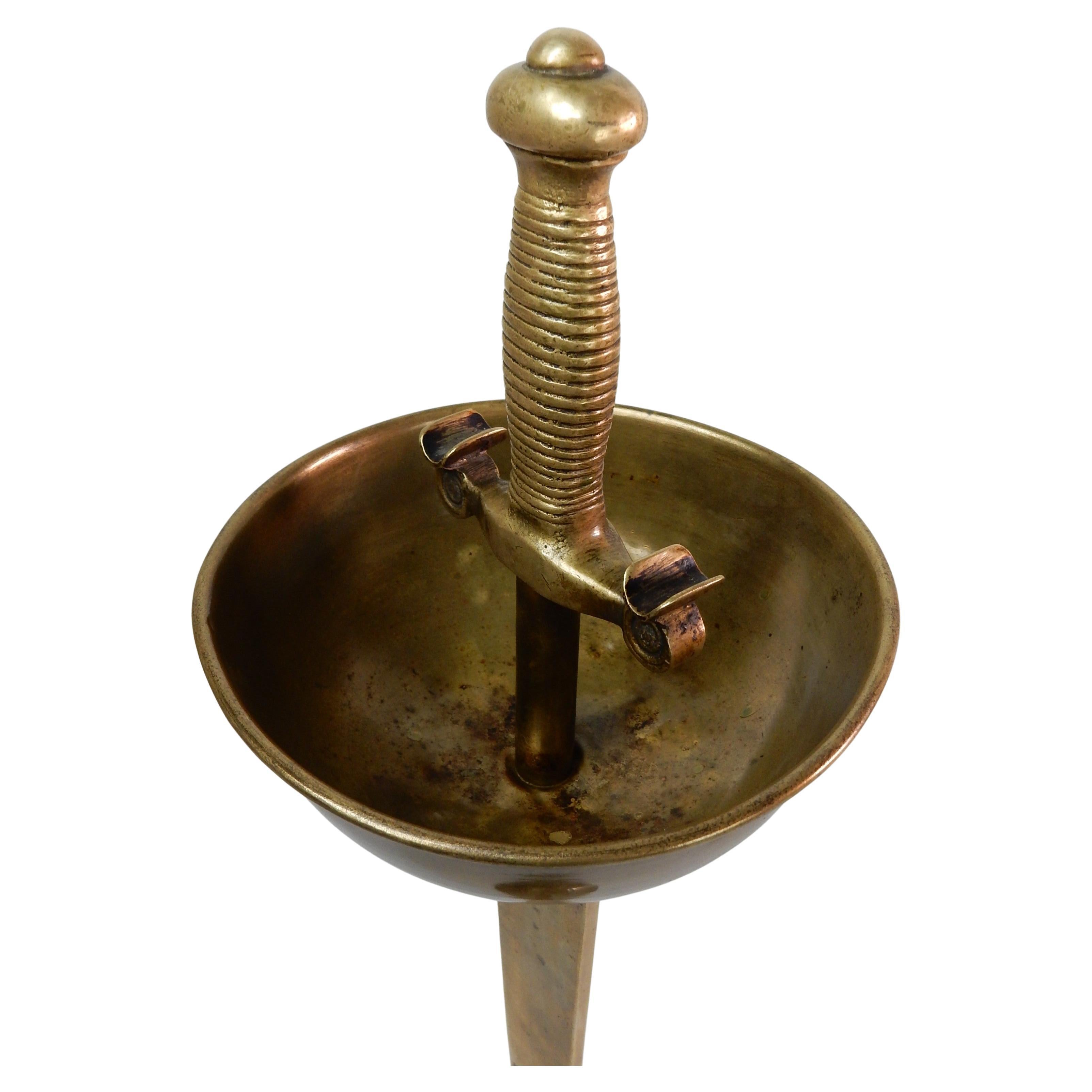 Portacenere francese in bronzo del 1940 proveniente da un salotto per gentiluomini.
La sua costruzione e la patina invecchiata la rendono un'opera d'arte funzionale.
Sembra uscito dall'arredamento di Yves Saint Laurent.
Altezza 31