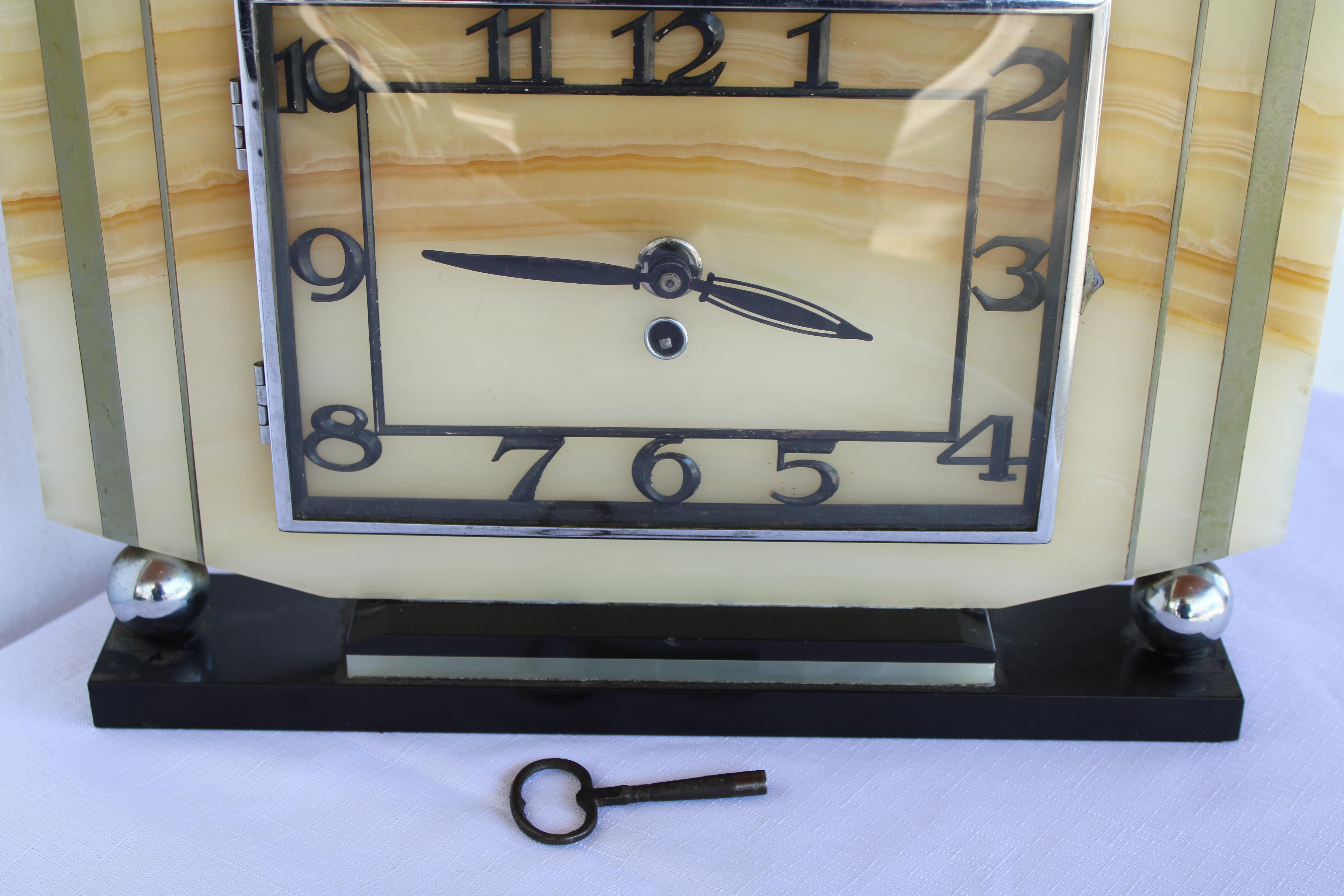 Art Deco French Mantle Clock In Good Condition For Sale In Palm Springs, CA