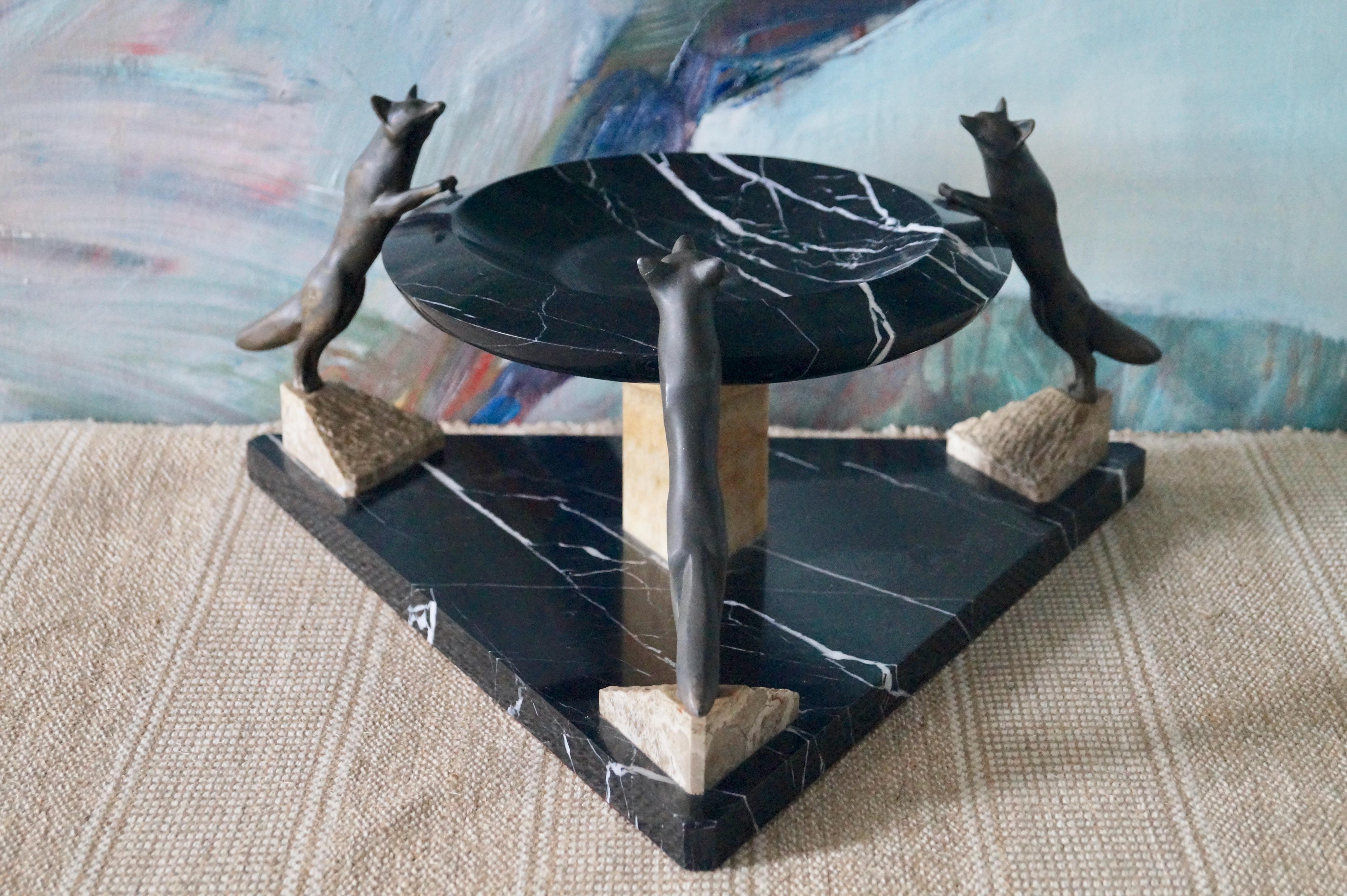 A charming and funny bowl made of marble.

With three bronze foxes looking curiously over the edge of the bowl.

Made in France in the 1930s.