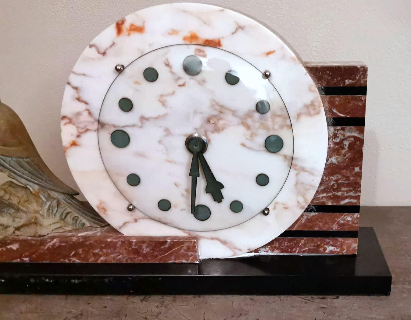Horloge Art Déco française en marbre et oiseau en métal bronzé en vente 2