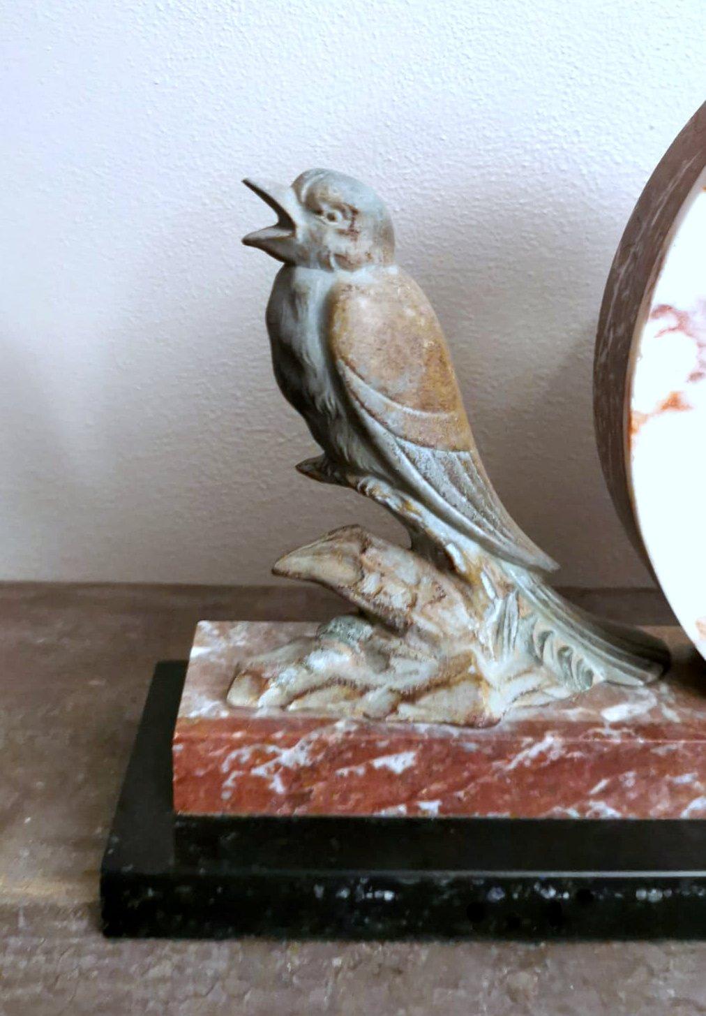 Horloge Art Déco française en marbre et oiseau en métal bronzé en vente 3
