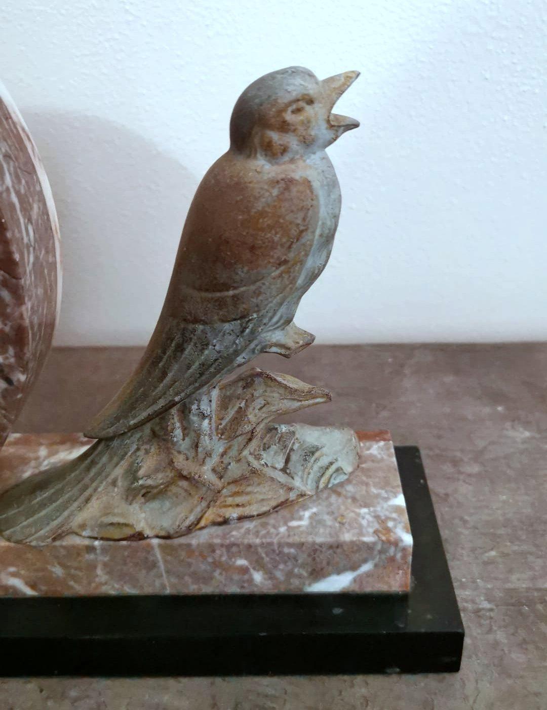 Horloge Art Déco française en marbre et oiseau en métal bronzé en vente 4