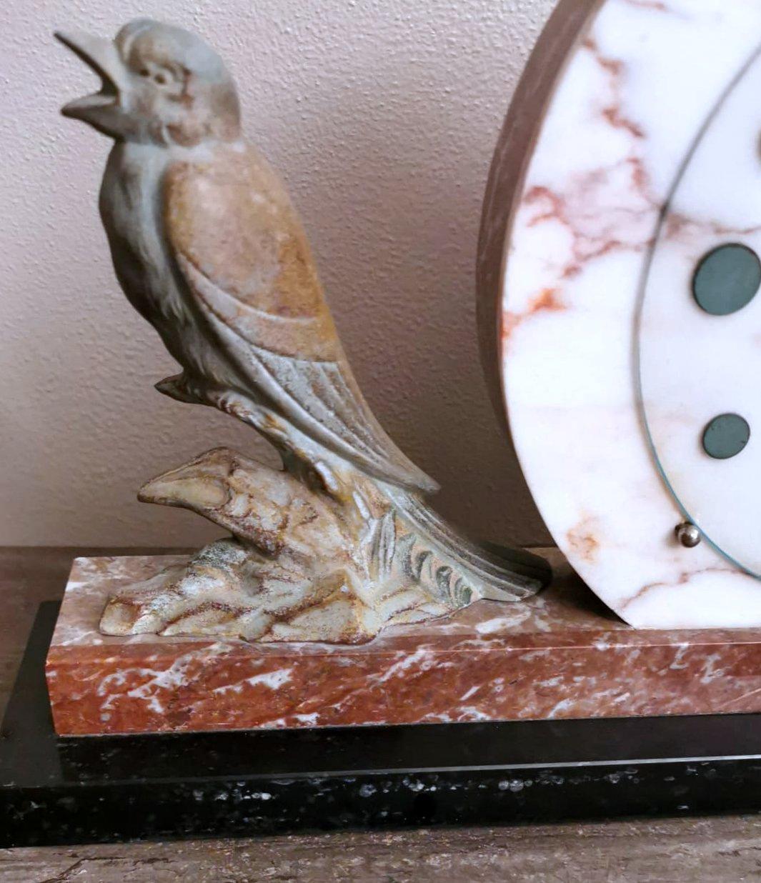 Horloge Art Déco française en marbre et oiseau en métal bronzé en vente 5