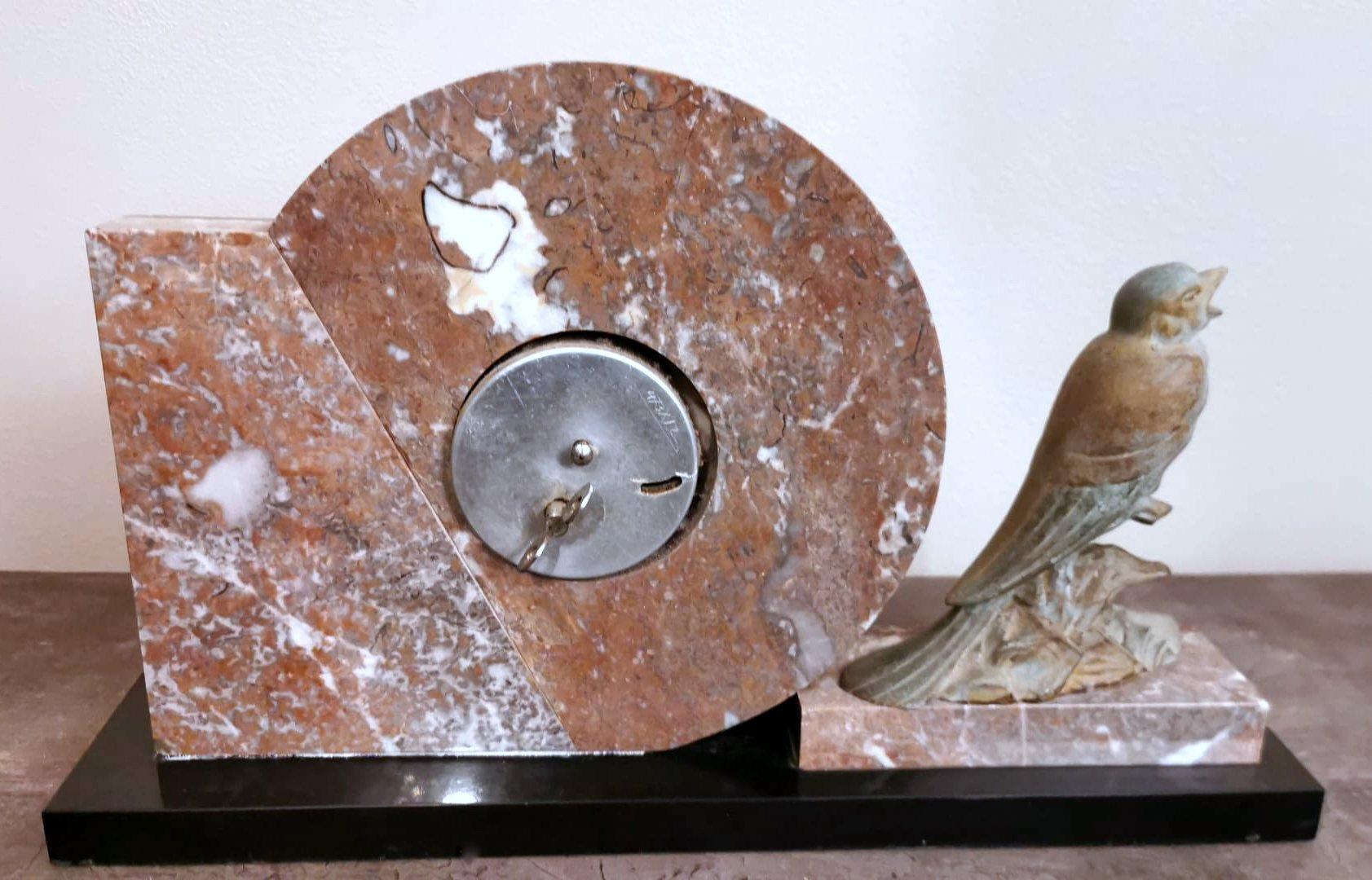Horloge Art Déco française en marbre et oiseau en métal bronzé en vente 6