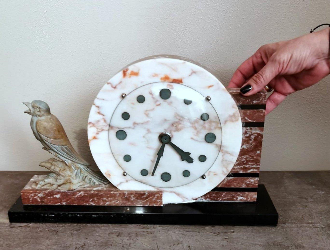 Horloge Art Déco française en marbre et oiseau en métal bronzé en vente 10