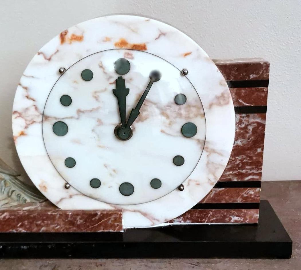 Français Horloge Art Déco française en marbre et oiseau en métal bronzé en vente