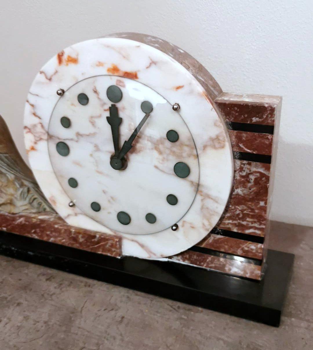 Fait main Horloge Art Déco française en marbre et oiseau en métal bronzé en vente