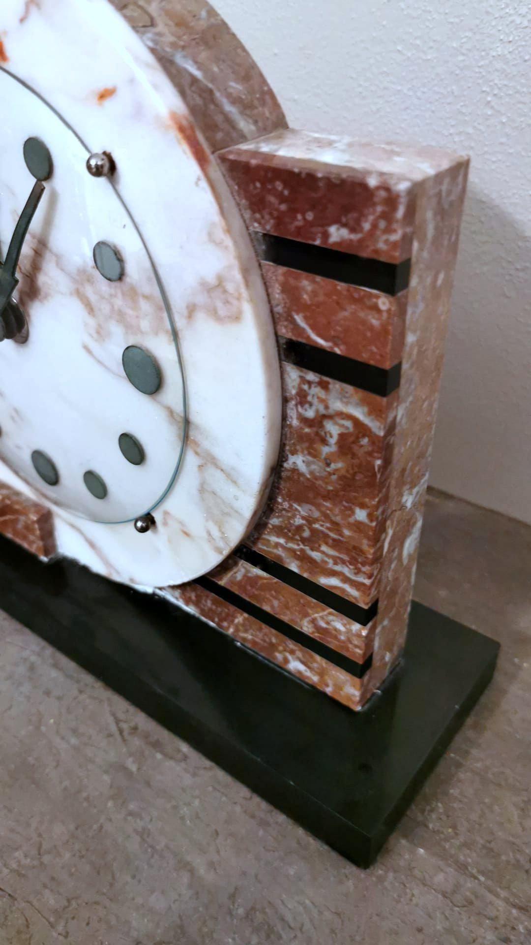 Horloge Art Déco française en marbre et oiseau en métal bronzé Bon état - En vente à Prato, Tuscany