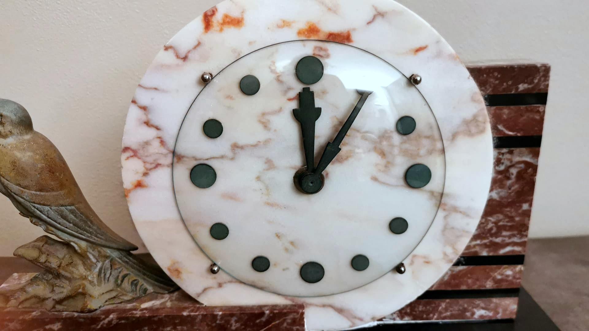 Métal Horloge Art Déco française en marbre et oiseau en métal bronzé en vente