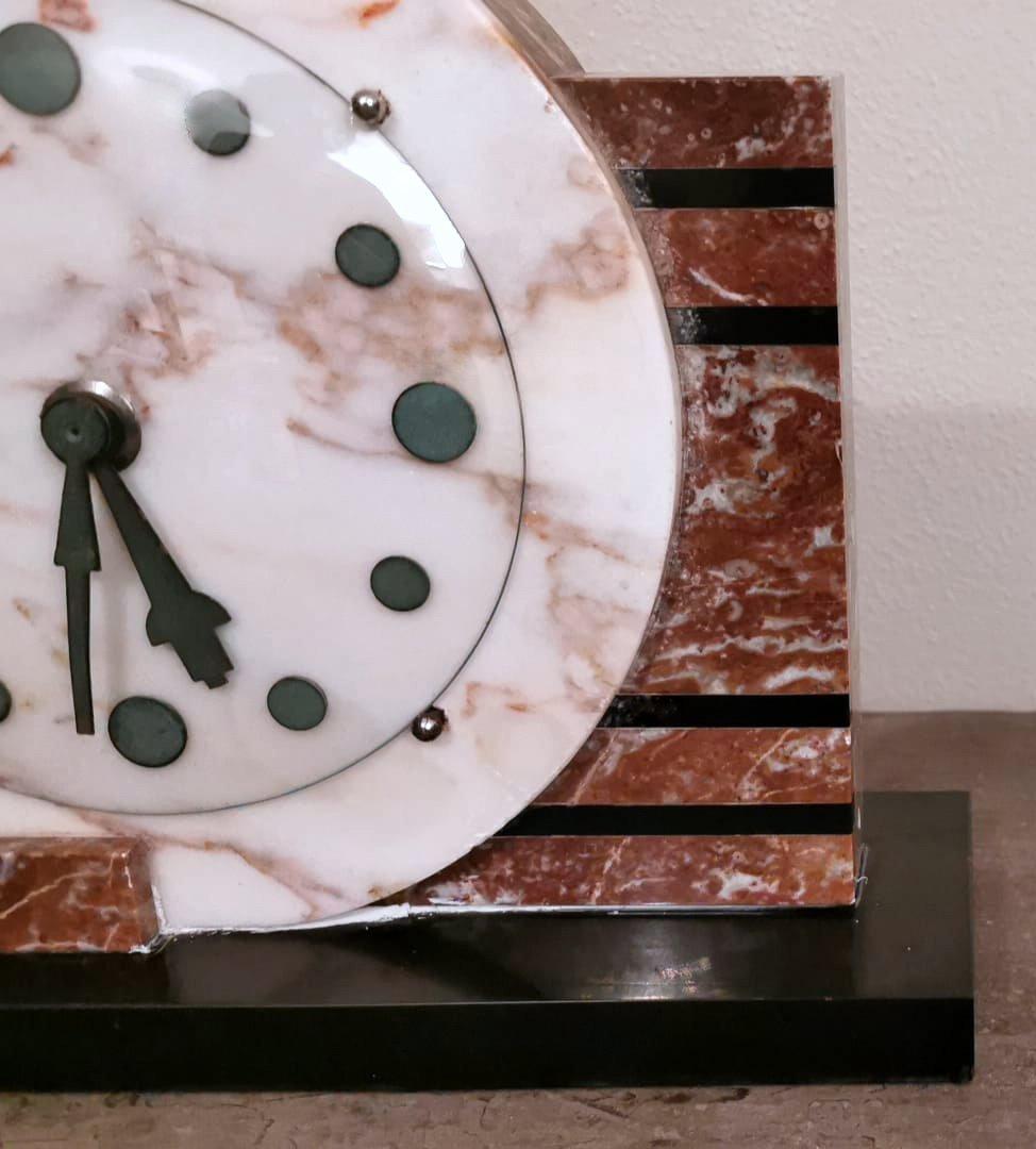 Horloge Art Déco française en marbre et oiseau en métal bronzé en vente 1