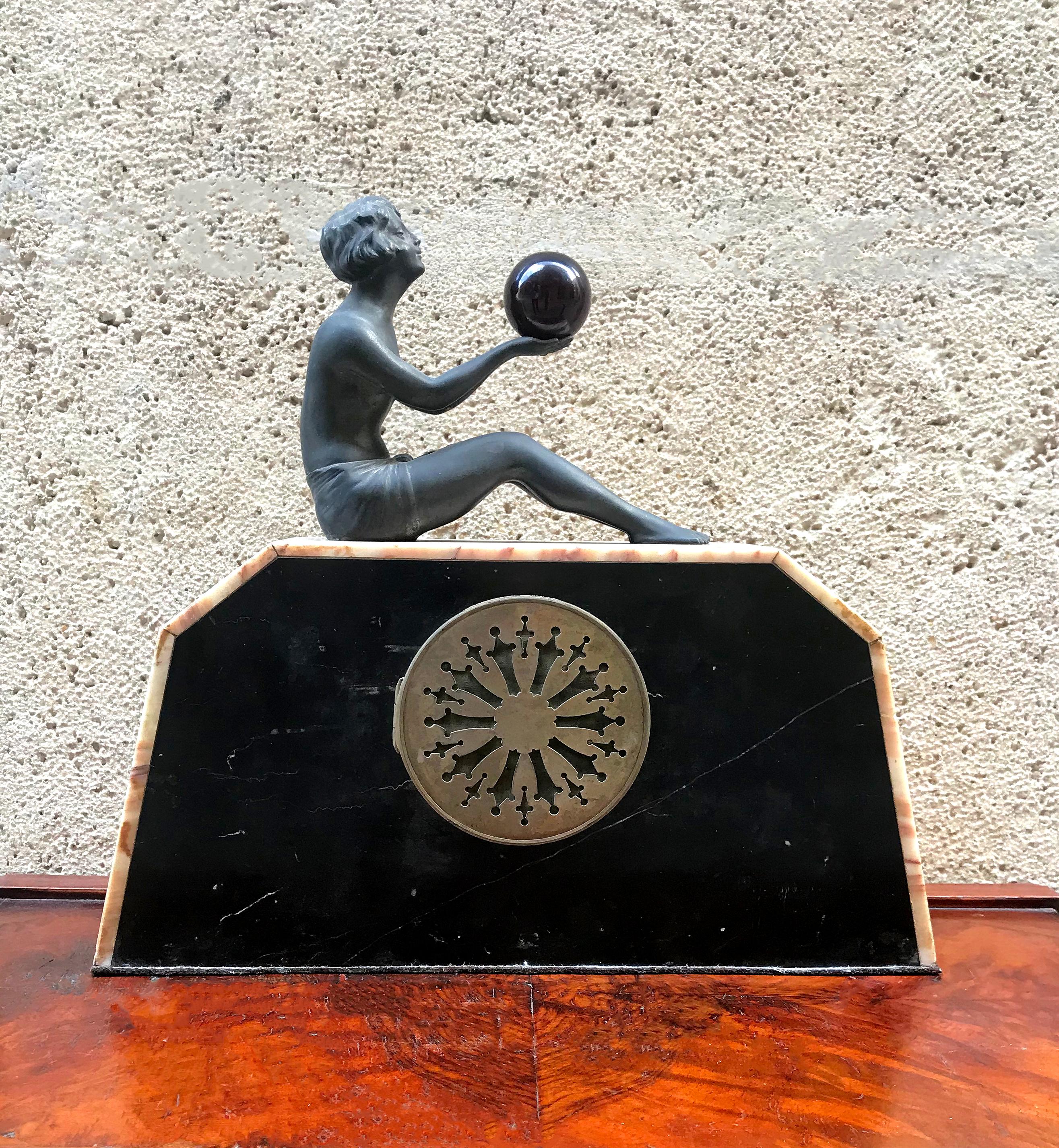 French table clock, Art Deco style, made circa the 1920s in marble with a sculpture of a semi-nude woman made of calamine.
It is a design by Pronost Freres.
This watch is in perfect condition and fully operational.
Ideal to decorate the living
