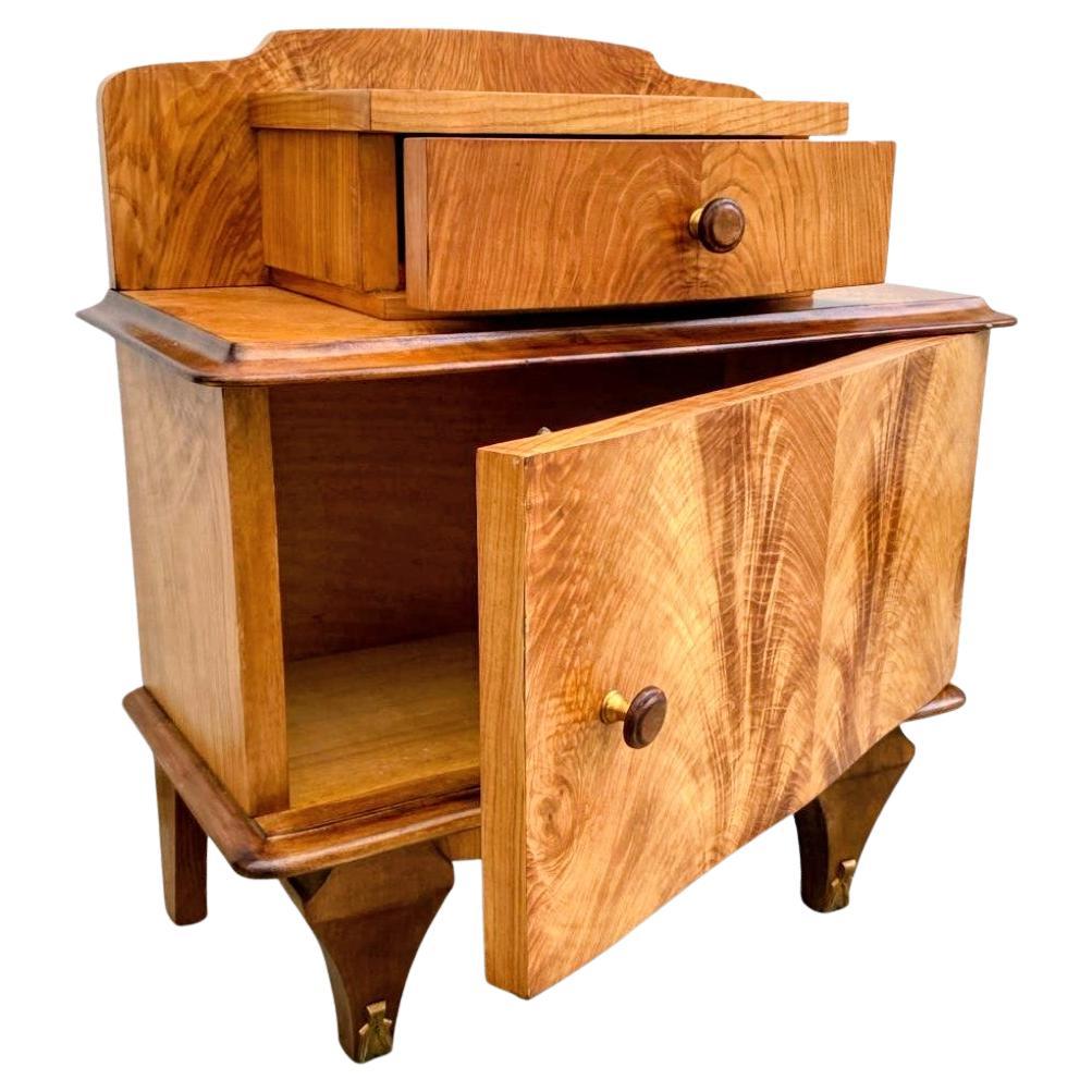 Art Deco French Matching Pair of Walnut Bedside Cabinet, Night Stands, C1930 en vente 5