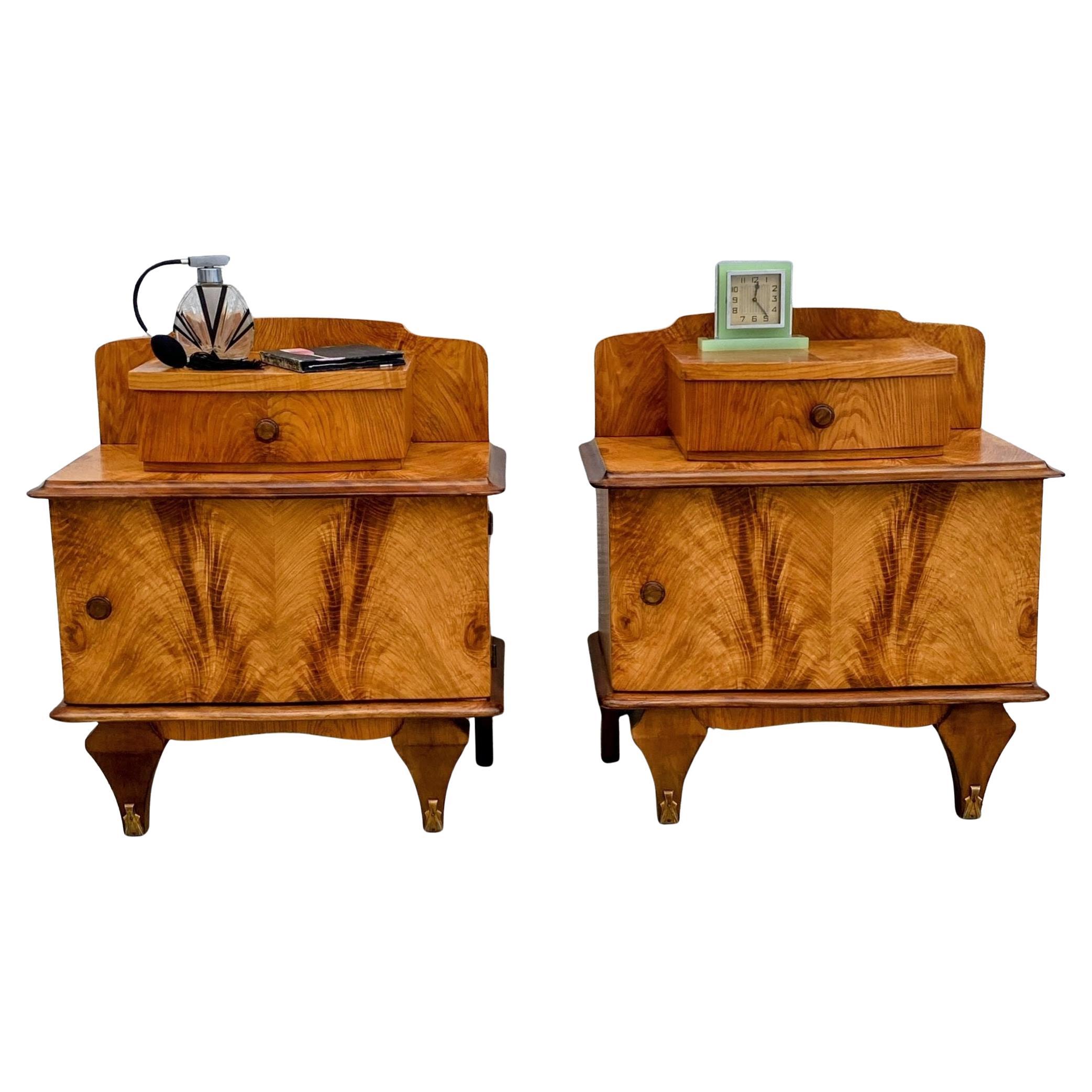 Art Deco French Matching Pair of Walnut Bedside Cabinet, Night Stands, C1930 en vente 7