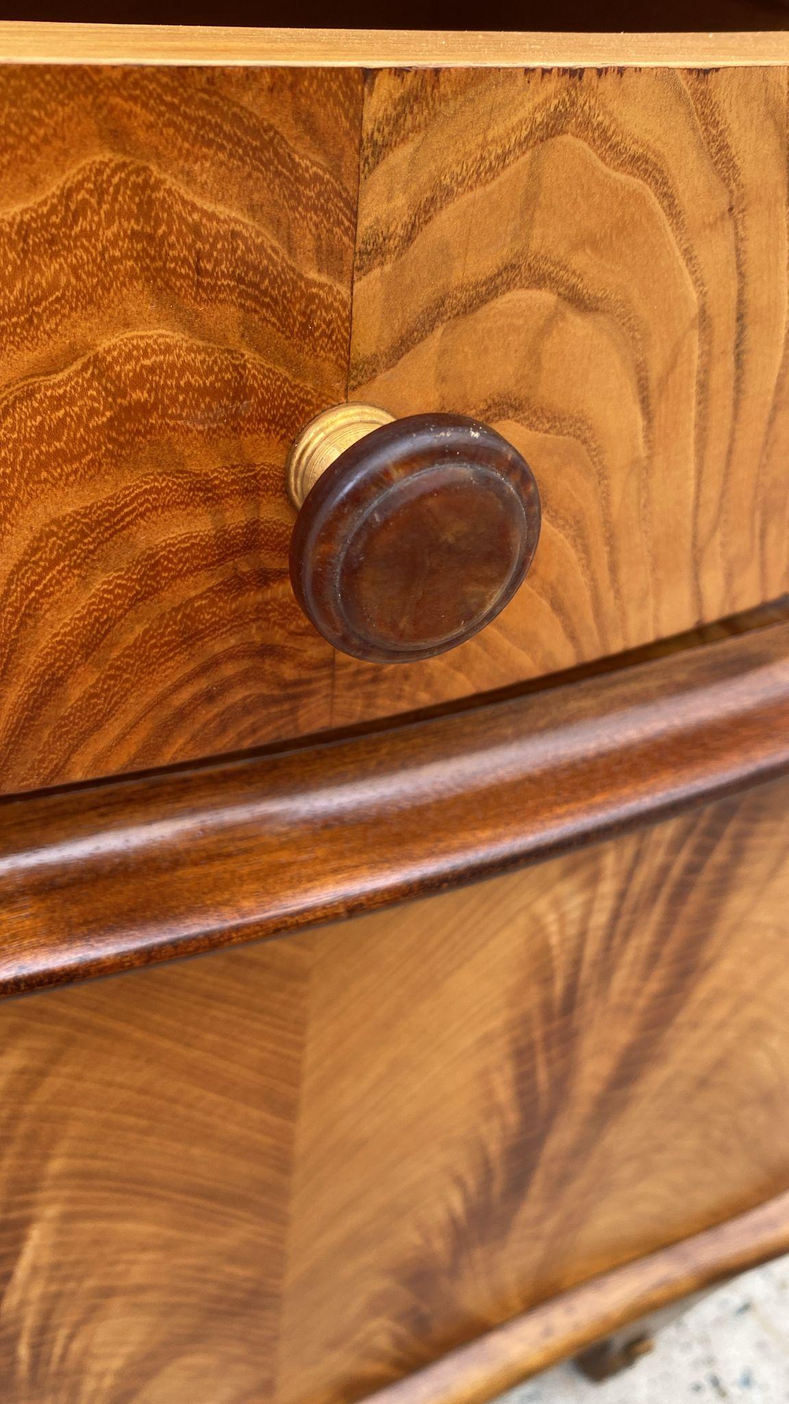 Art Deco French Matching Pair of Walnut Bedside Cabinet, Night Stands, C1930 en vente 9