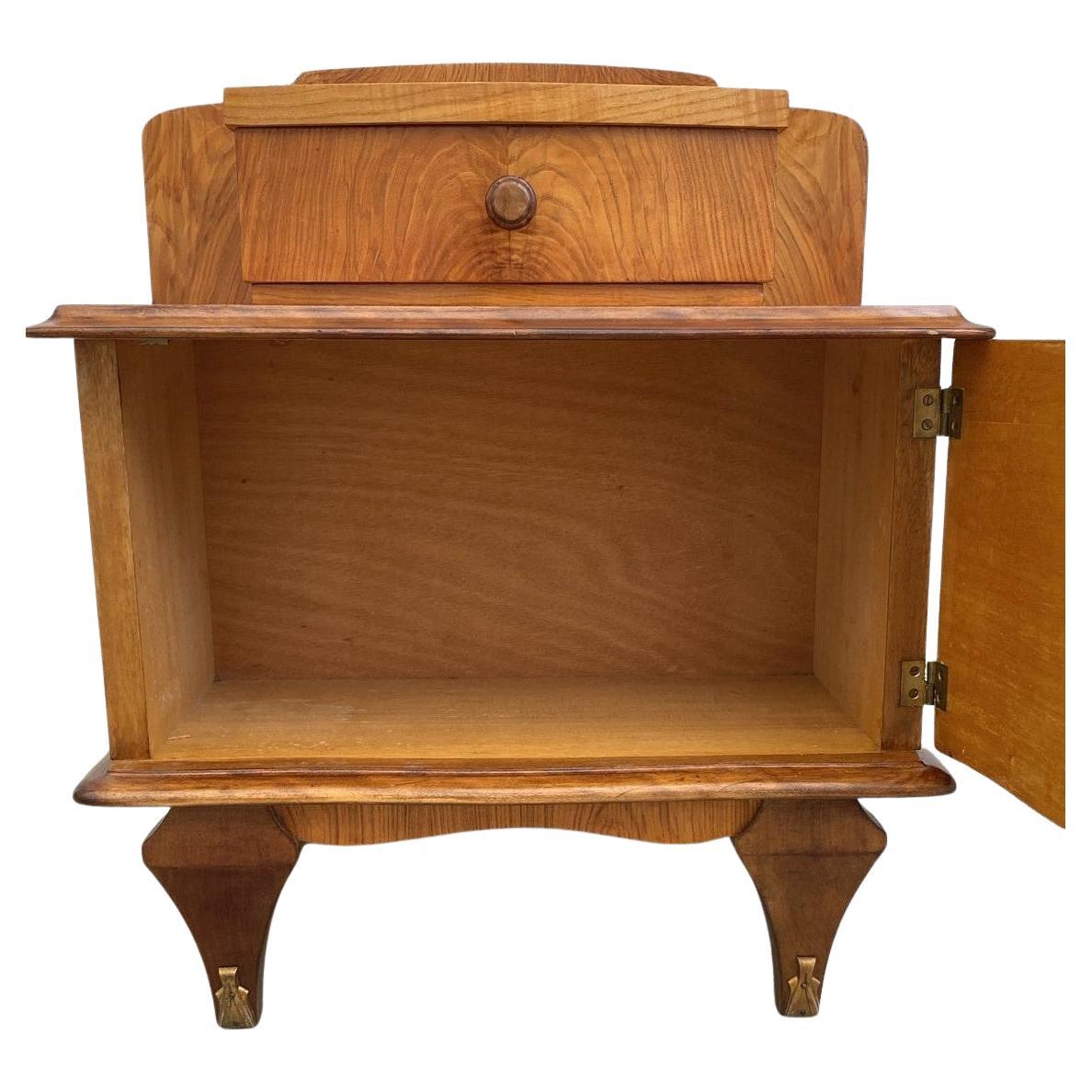 20ième siècle Art Deco French Matching Pair of Walnut Bedside Cabinet, Night Stands, C1930 en vente