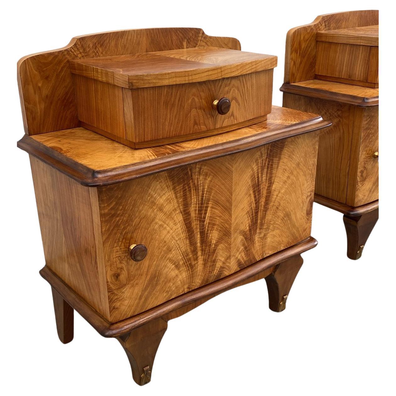 Art Deco French Matching Pair of Walnut Bedside Cabinet, Night Stands, C1930 en vente 2