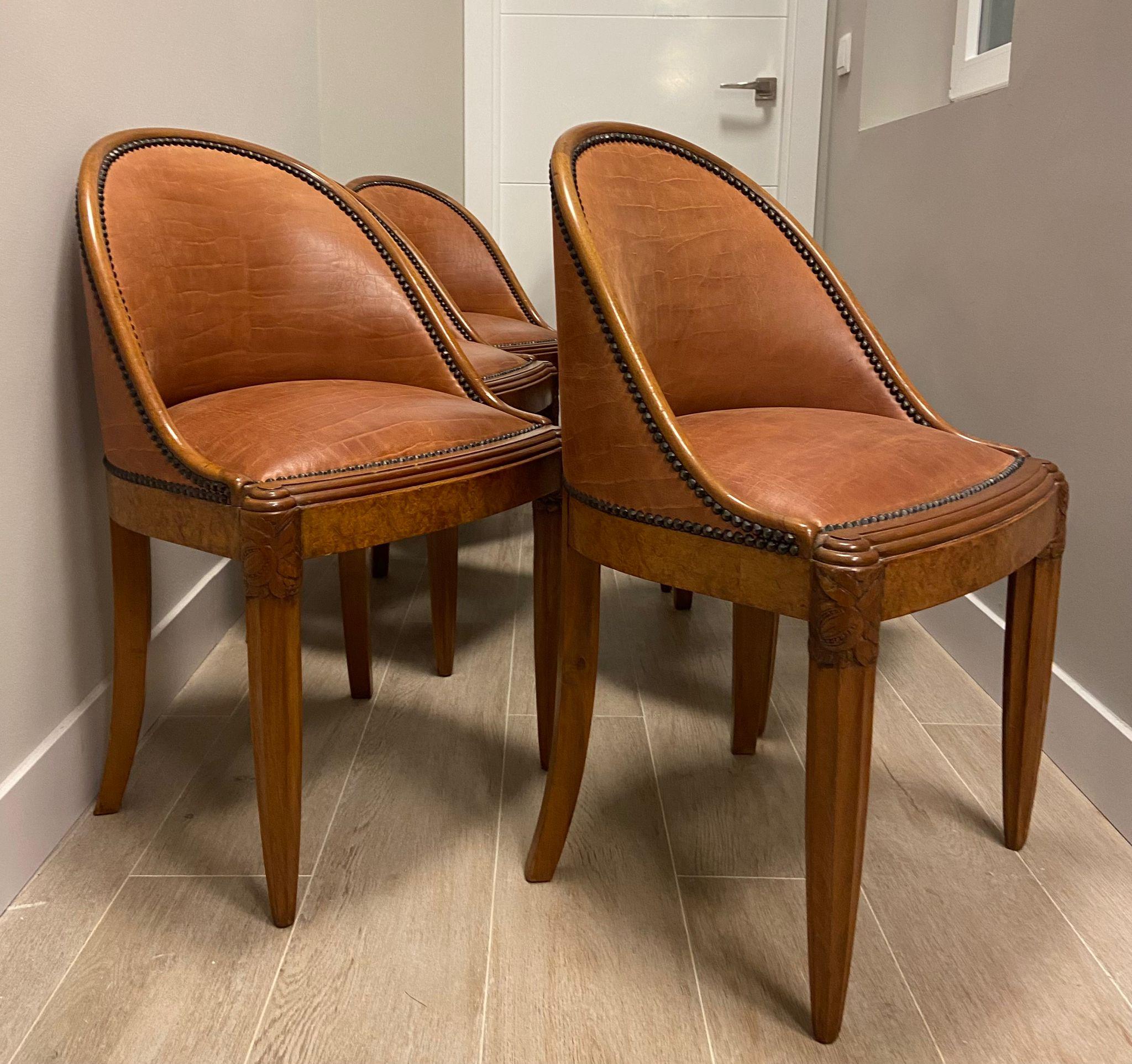 Outstanding set of 6 Art Deco armchairs, made by the French firm Mercier Frères, around the 1940s. There are a total of six chairs made of birch root, decorated with fleshy elements in two of its corners. They have been recently reupholstered, with