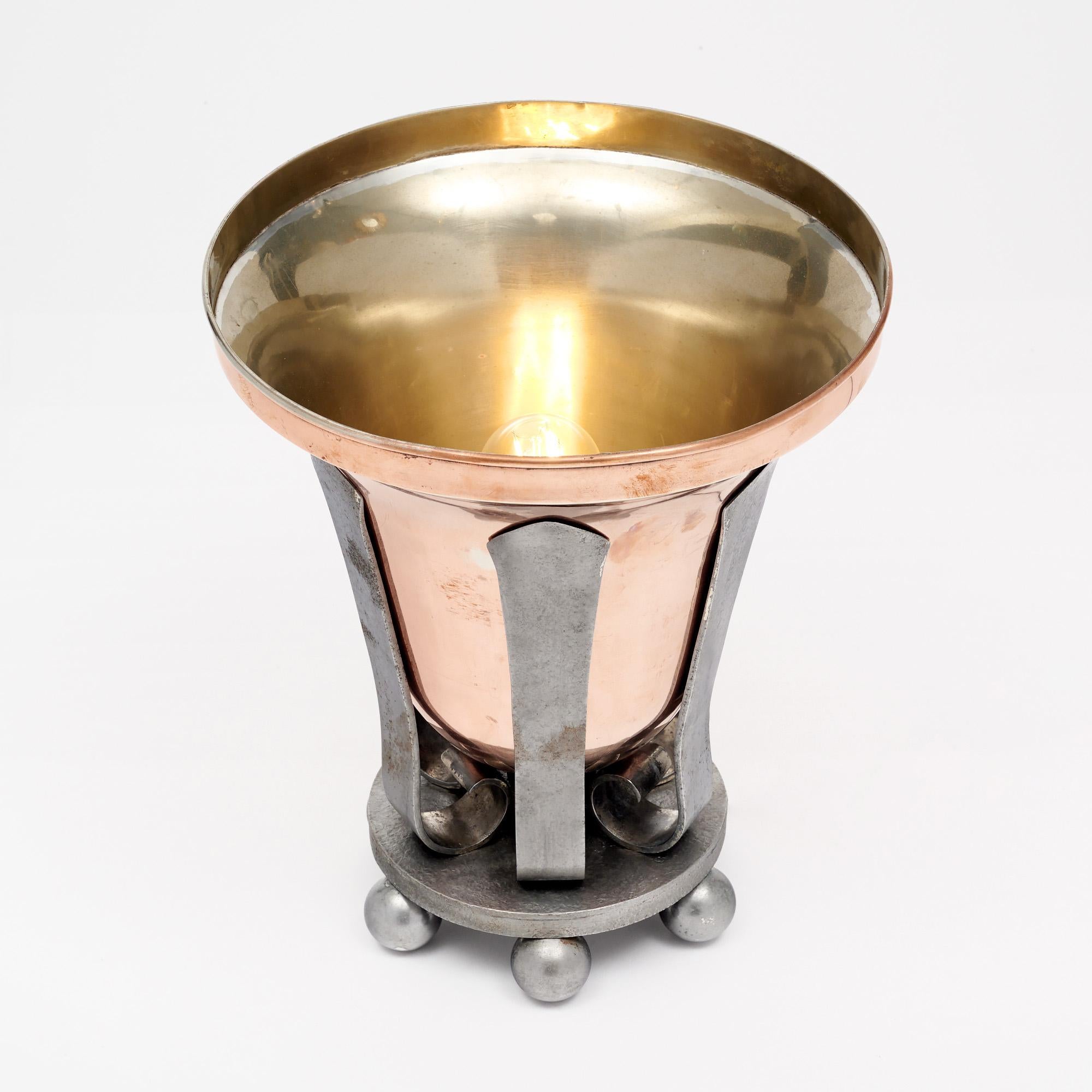 Lampe Urne Art Déco en métal français Bon état - En vente à Austin, TX