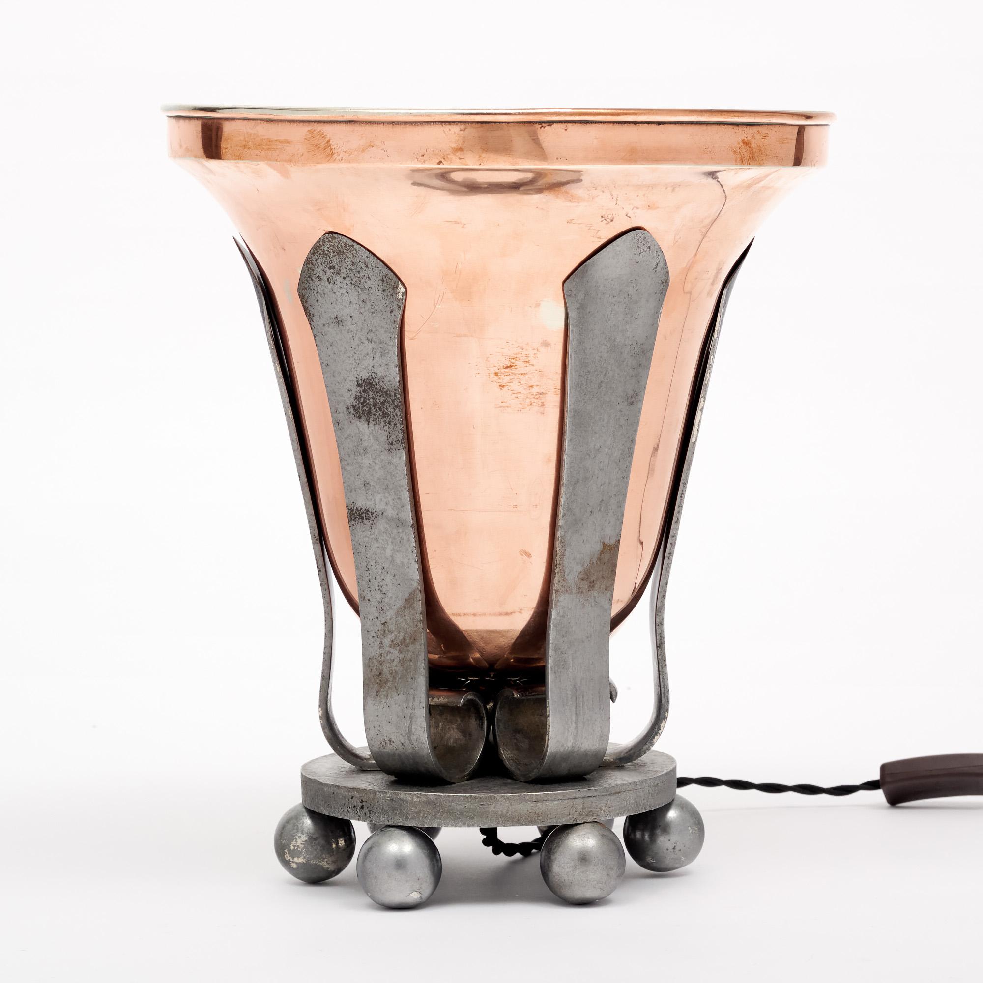 Lampe Urne Art Déco en métal français en vente 1