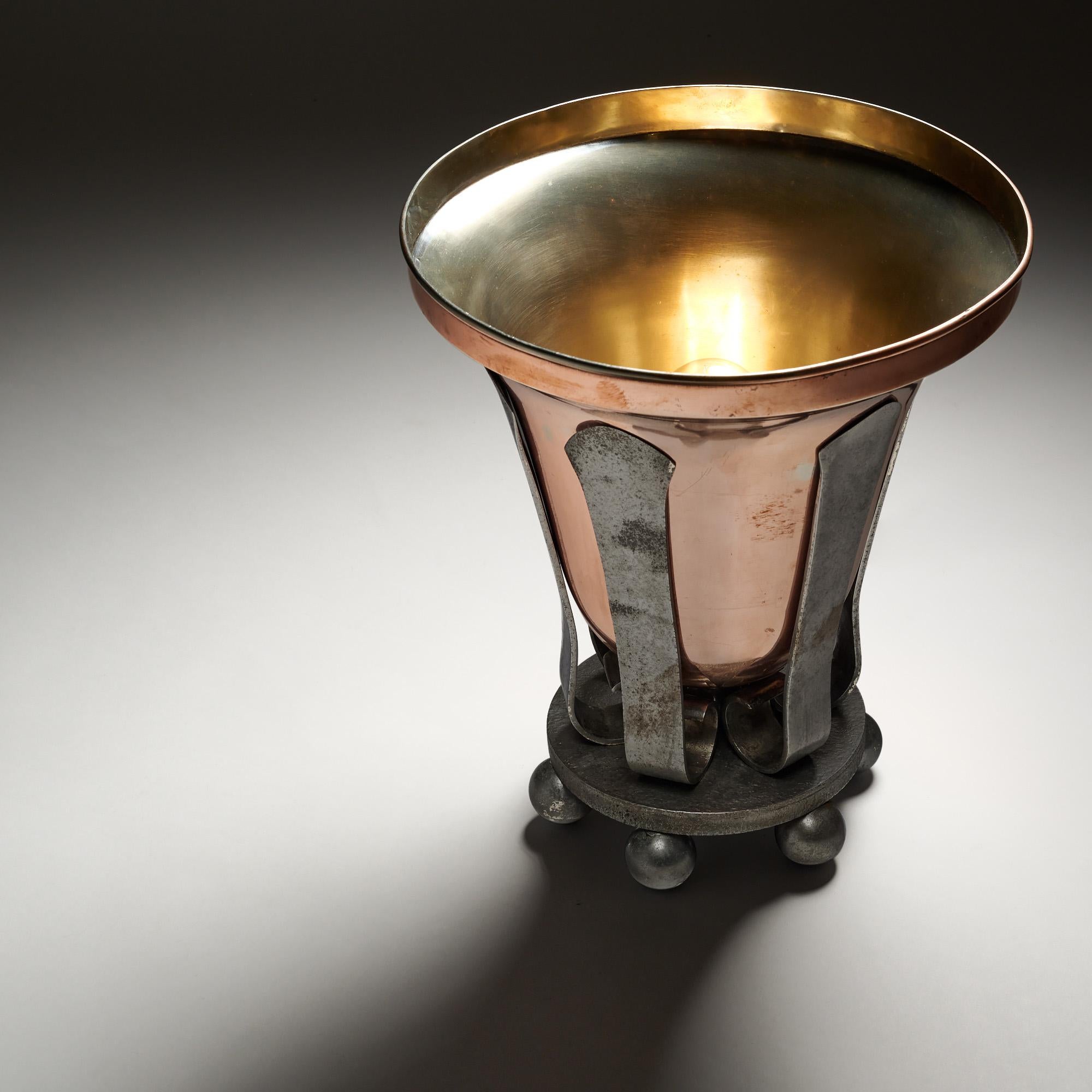 Lampe Urne Art Déco en métal français en vente 2