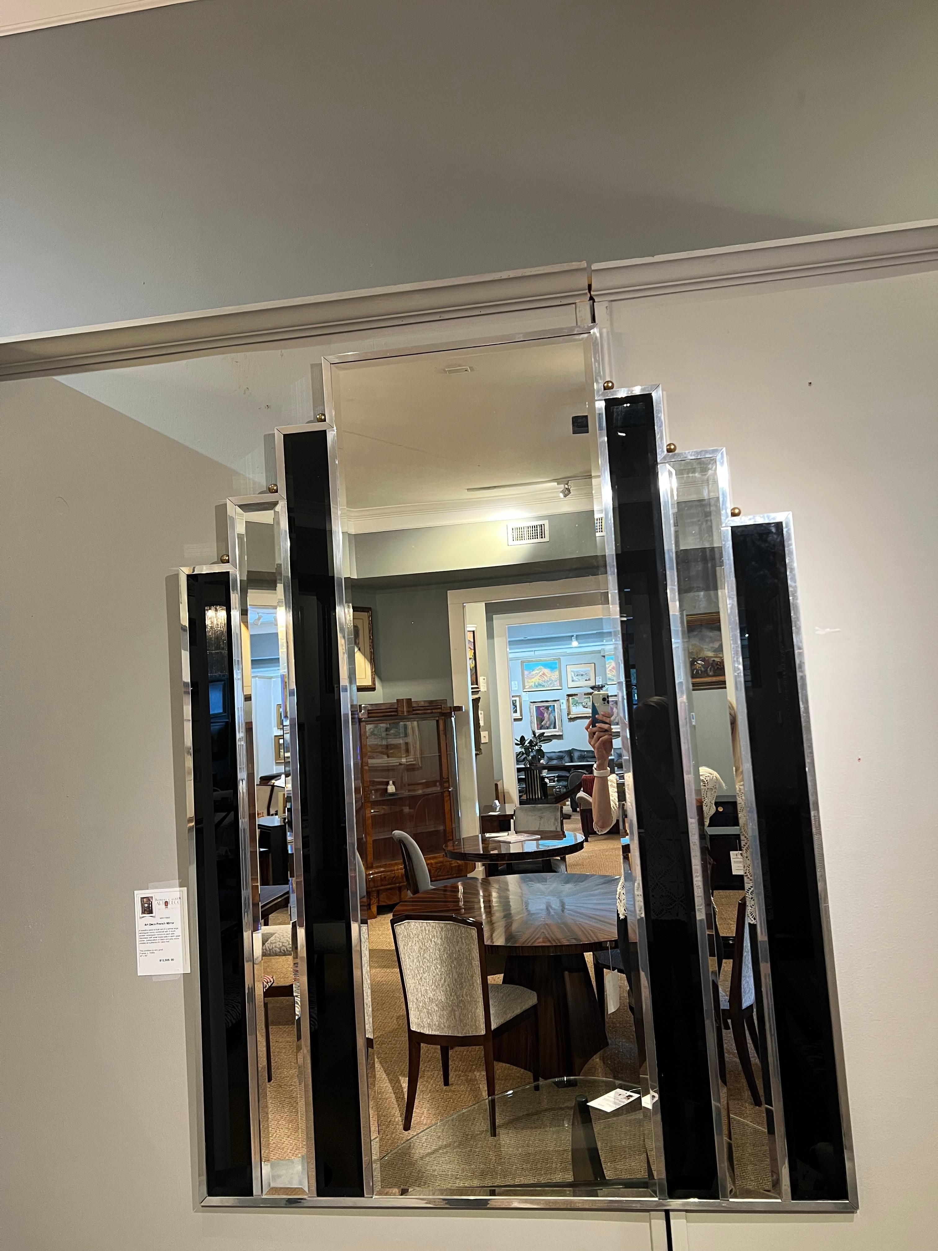 Art Deco Mirror français

Une belle pièce est constituée d'un grand miroir rectangulaire central, associé à trois miroirs rectangulaires beaucoup plus petits de chaque côté. Décoré de petites boules en laiton dans chaque coin supérieur. La