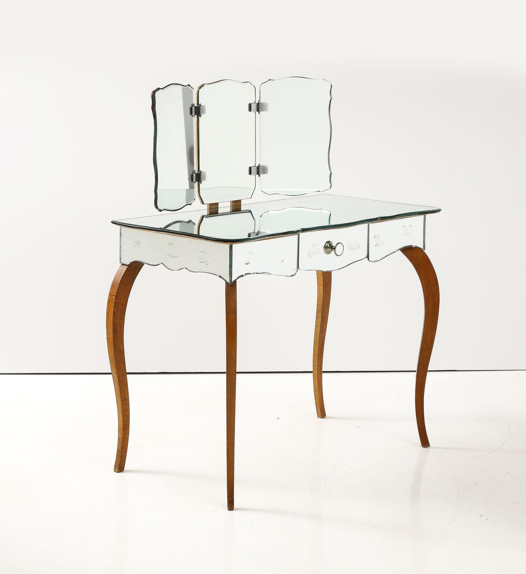 Art Deco French Mirrored Vanity on Serpentine Legs with Tri-Fold Mirror For Sale 10