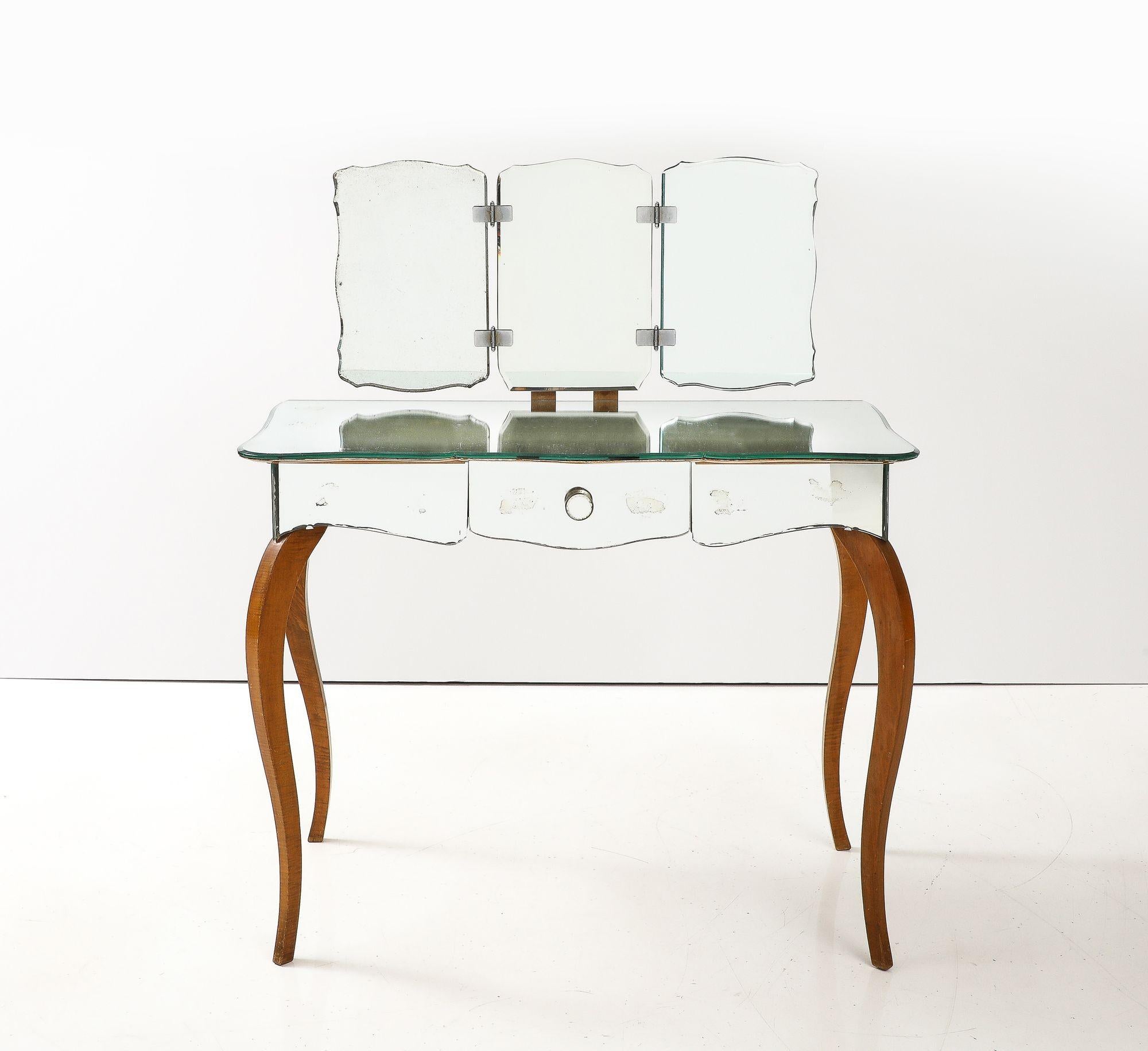 Este impresionante tocador francés Art Déco con espejo es un testimonio de la elegancia y sofisticación de la época. El cristal espejado que cubre gran parte de su superficie crea una sensación de amplitud y glamour. Las graciosas patas de
