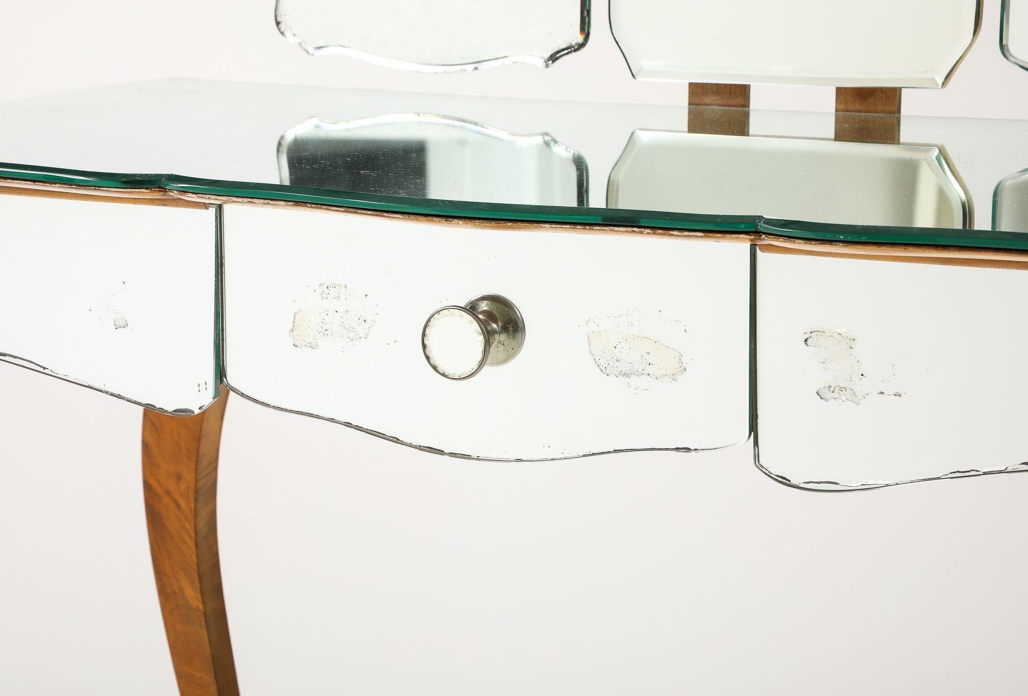 Tocador Art Decó Francés con Espejo y Patas Serpentinas y Espejo Tríptico en venta 5