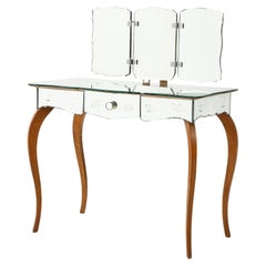 Art Deco French Mirrored Vanity auf Serpentine Legs mit Tri-Fold Mirror