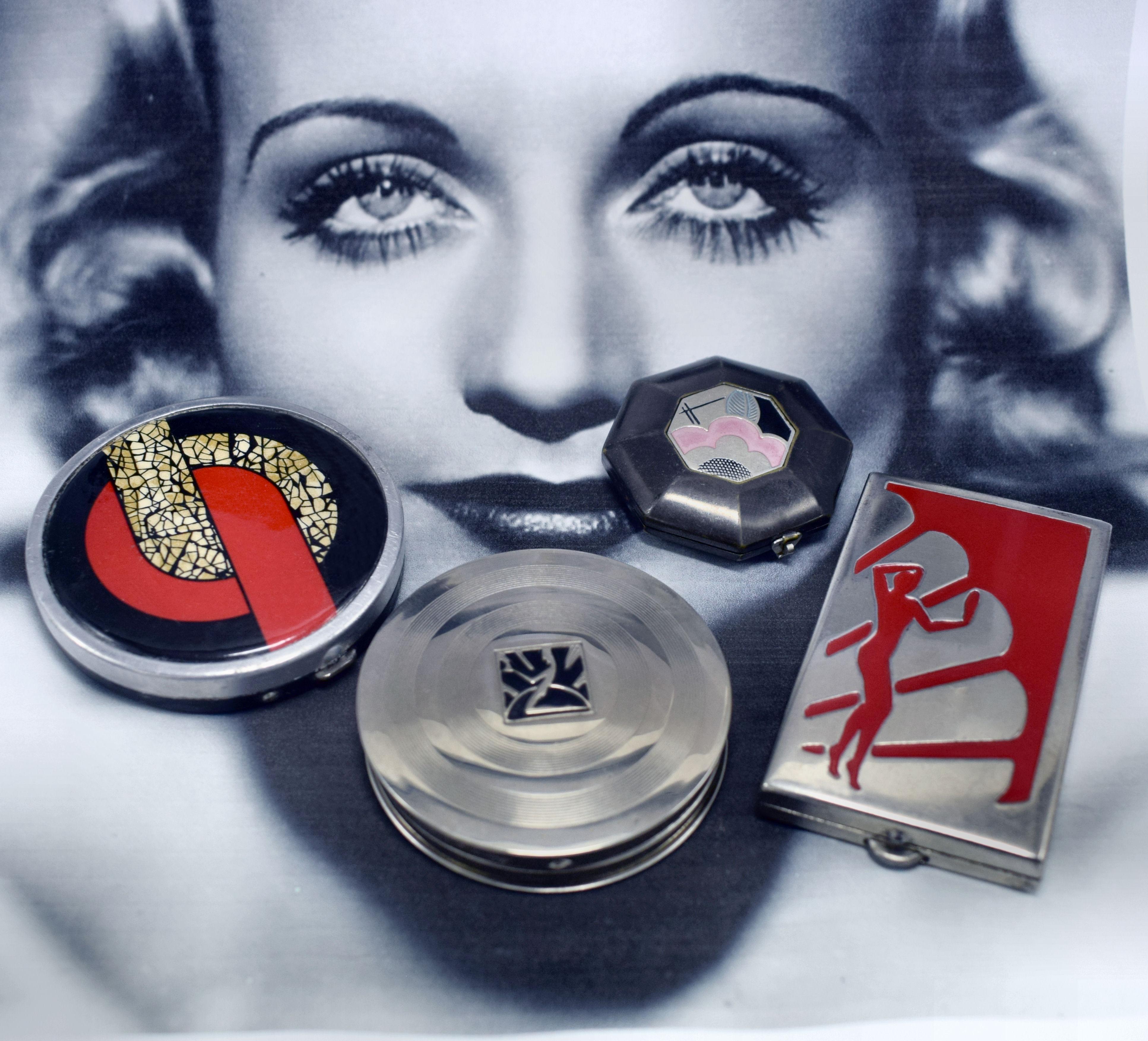 Rare 1930's Art Deco ladies powder Compact originating from France and signed to the side  L.T Priver Paris. The inside opens to reveal a recess for what would of originally been for powder, no puffer is present but there is a wonderful chevron