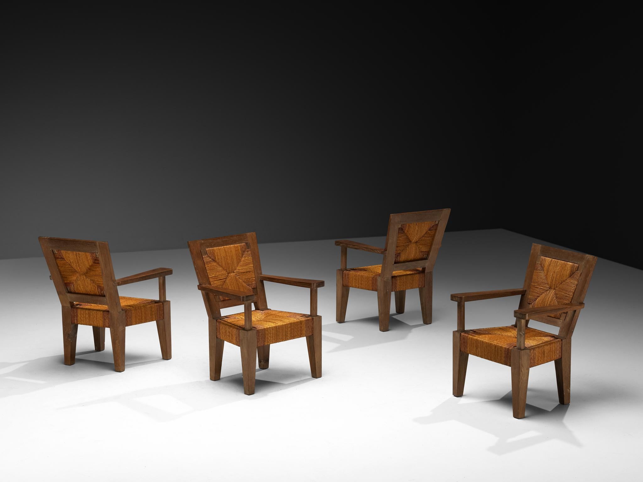Fauteuils, chêne, jonc, France, années 1940

Un ensemble frappant de fauteuils français des années 1940, fabriqués en chêne et en jonc avec une présence forte et puissante. Les lignes géométriques audacieuses et la construction solide confèrent aux