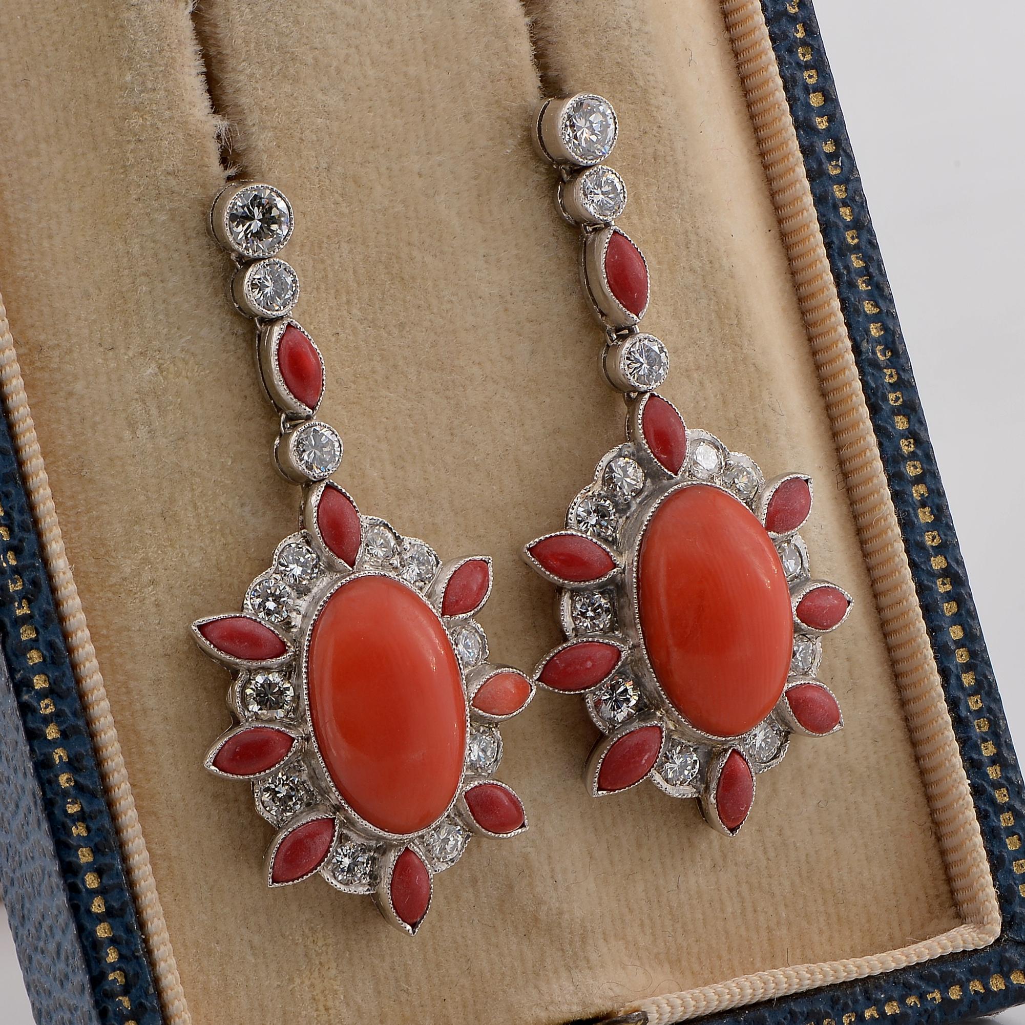 Art Deco French Natural Red Coral 2.50 Ct Diamond Platinum earrings In Good Condition For Sale In Napoli, IT