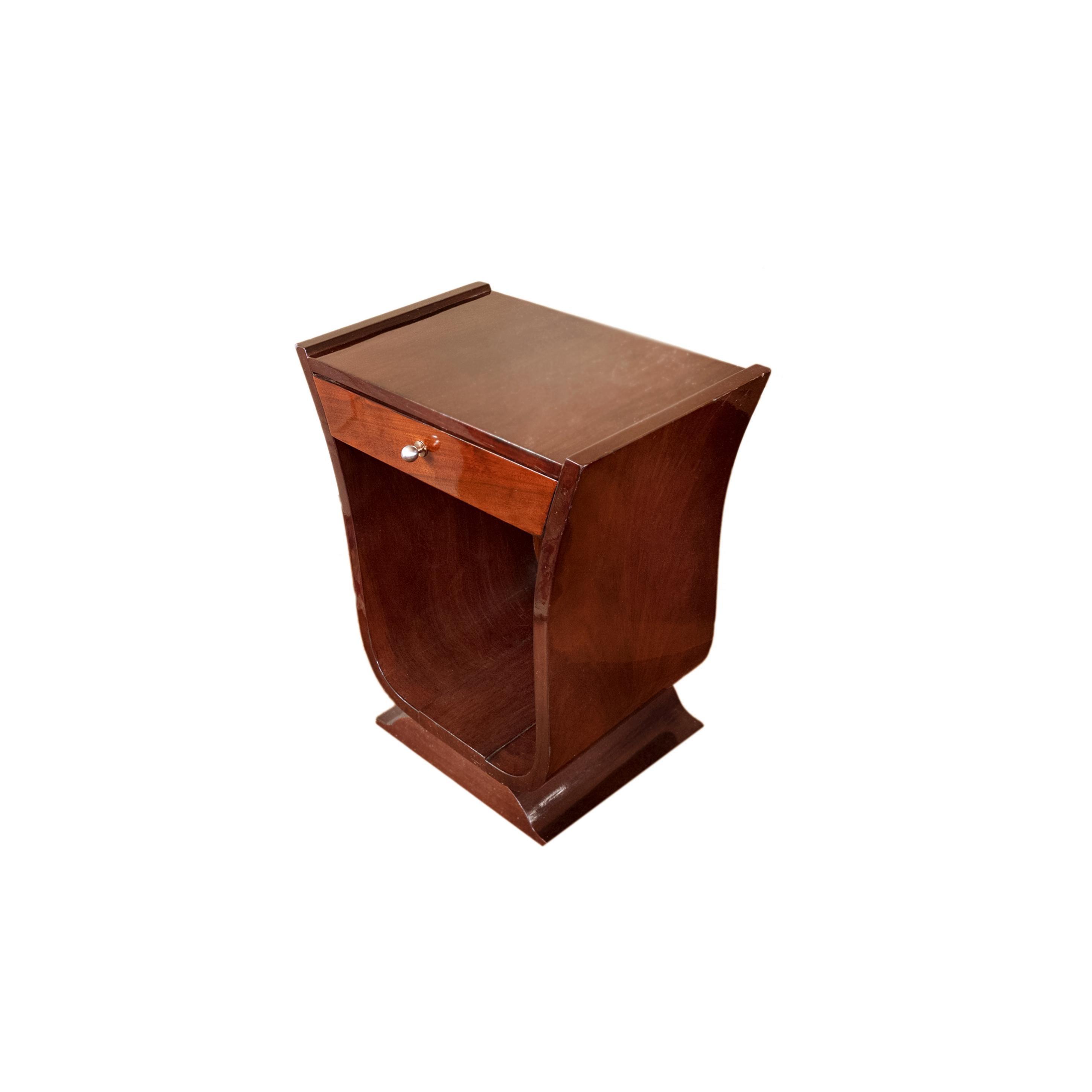Dieser exquisite Nachttisch oder Beistelltisch aus Nussbaum der 1930er Jahre hat eine einzige Schublade und ist furniert.
