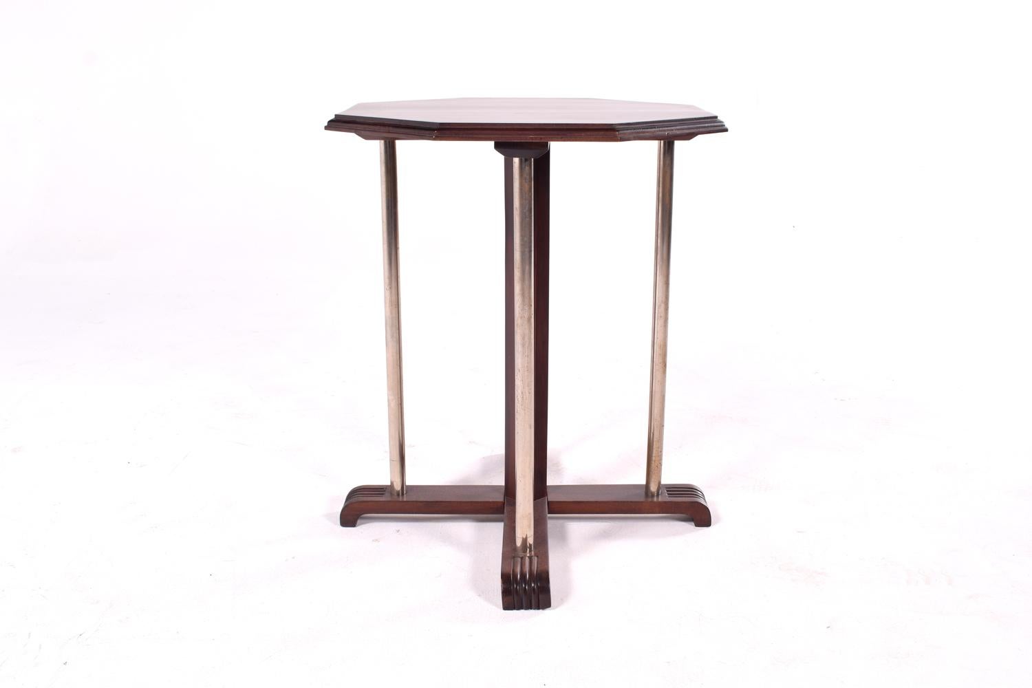 Achteckiger französischer Beistelltisch im Art Deco-Stil, mit einer einzigartigen Kombination aus Aluminiumrohren und Holz zeigt dieser Beistelltisch den Art Deco-Stil. Achteckige Tischplatte aus Mahagoni.