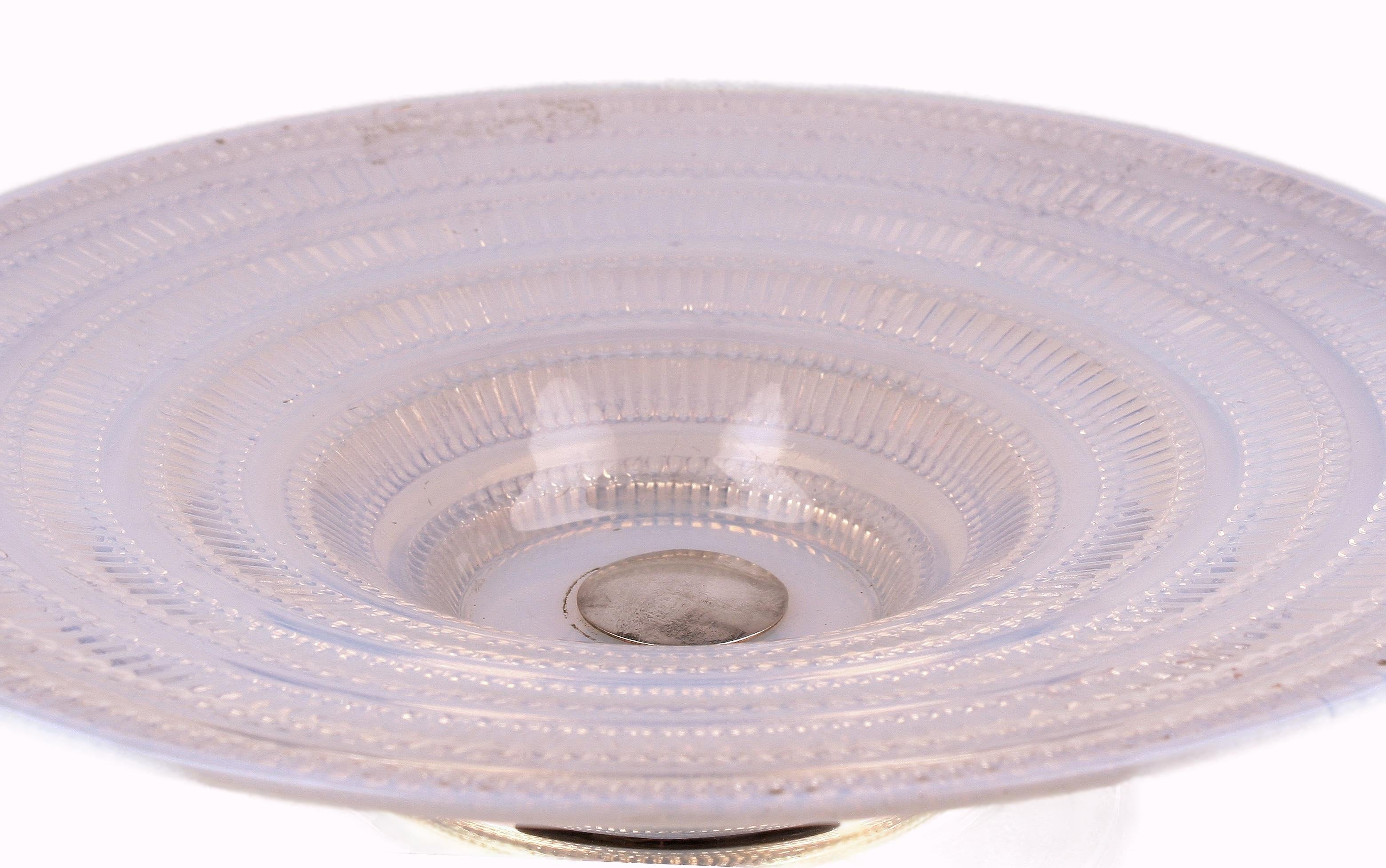 20th Century Art Déco French Opalescent Glass Centerpiece Serving Plate with Silver Base For Sale