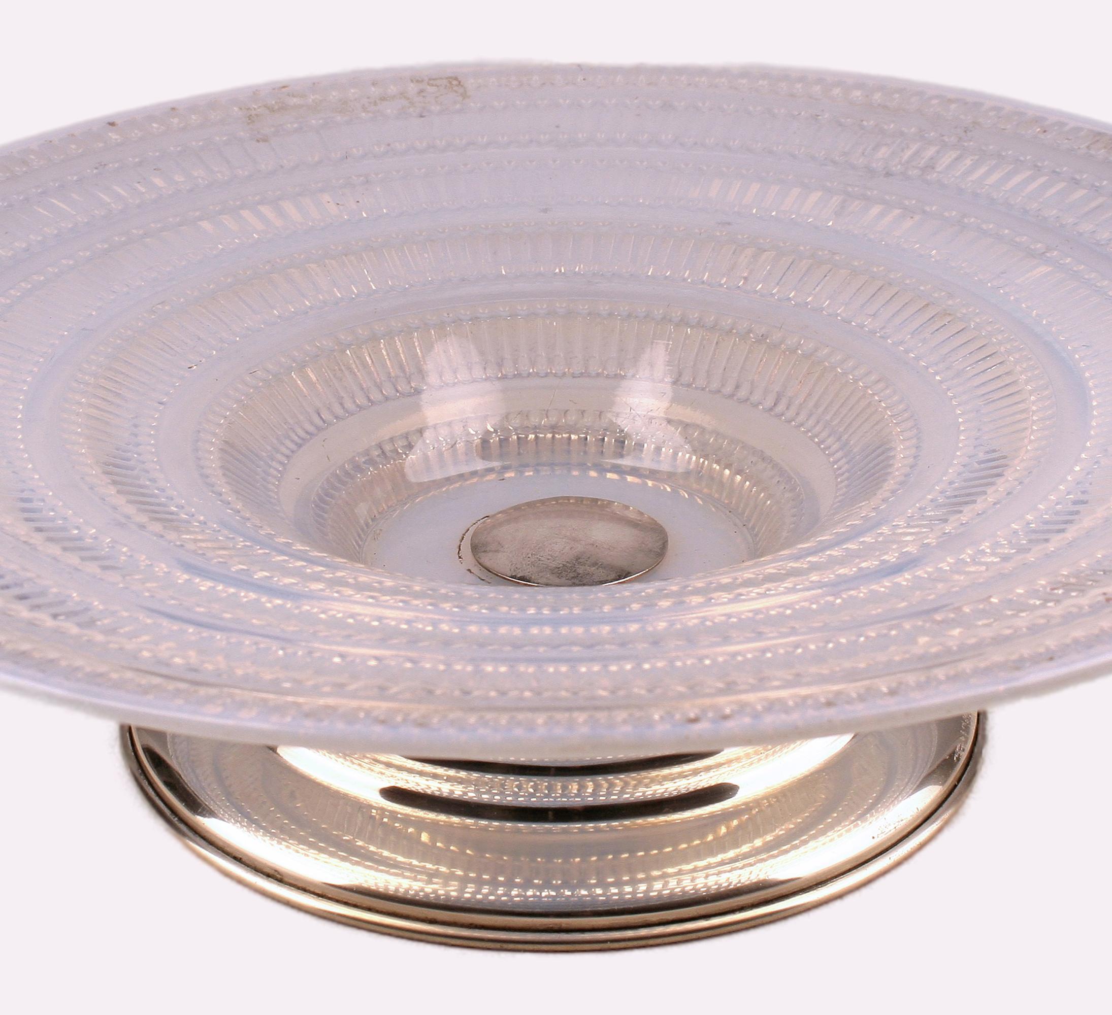 Argento Piatto da portata Art Déco francese in vetro opalescente con base in argento in vendita