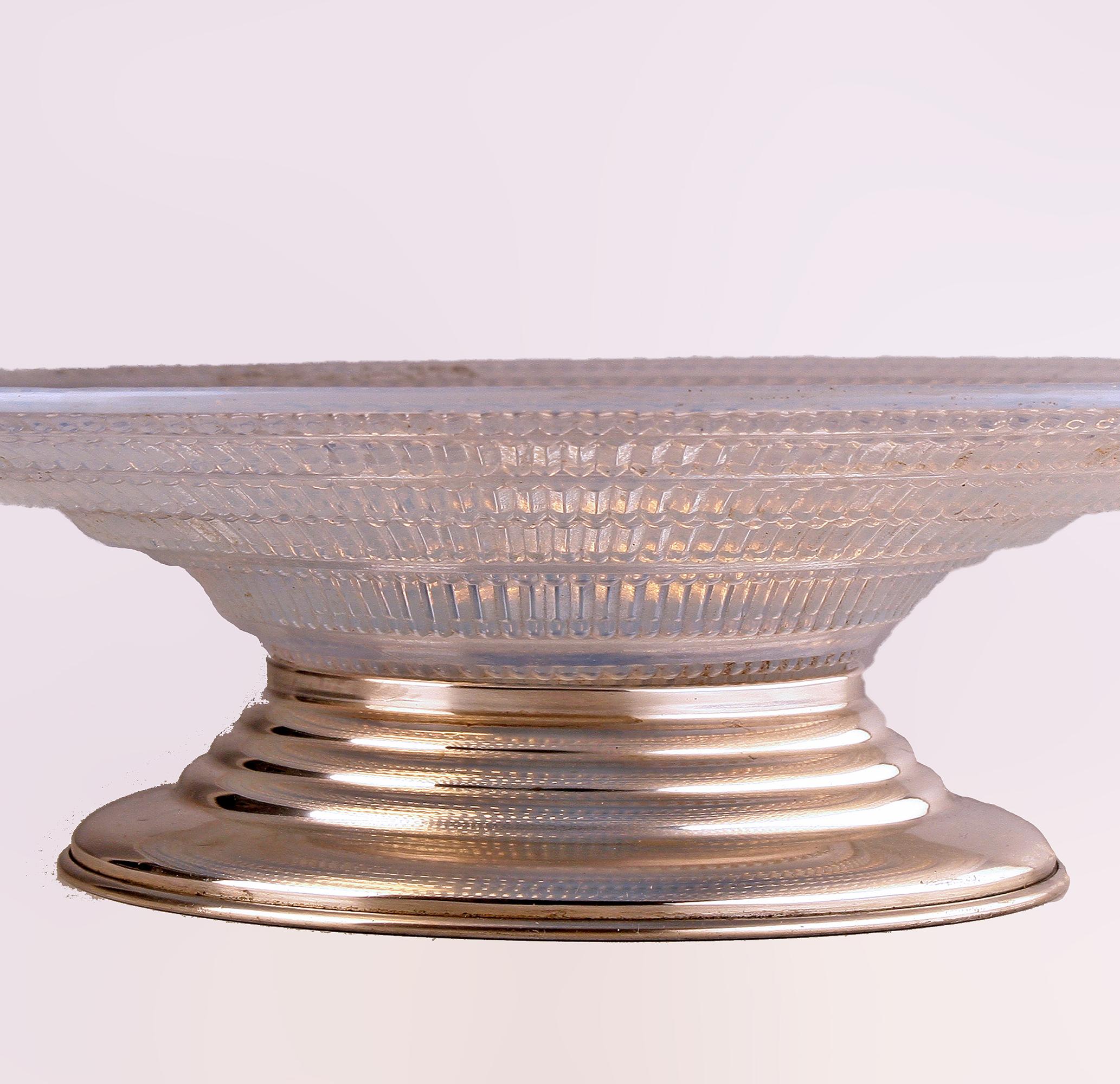 Piatto da portata Art Déco francese in vetro opalescente con base in argento in vendita 1