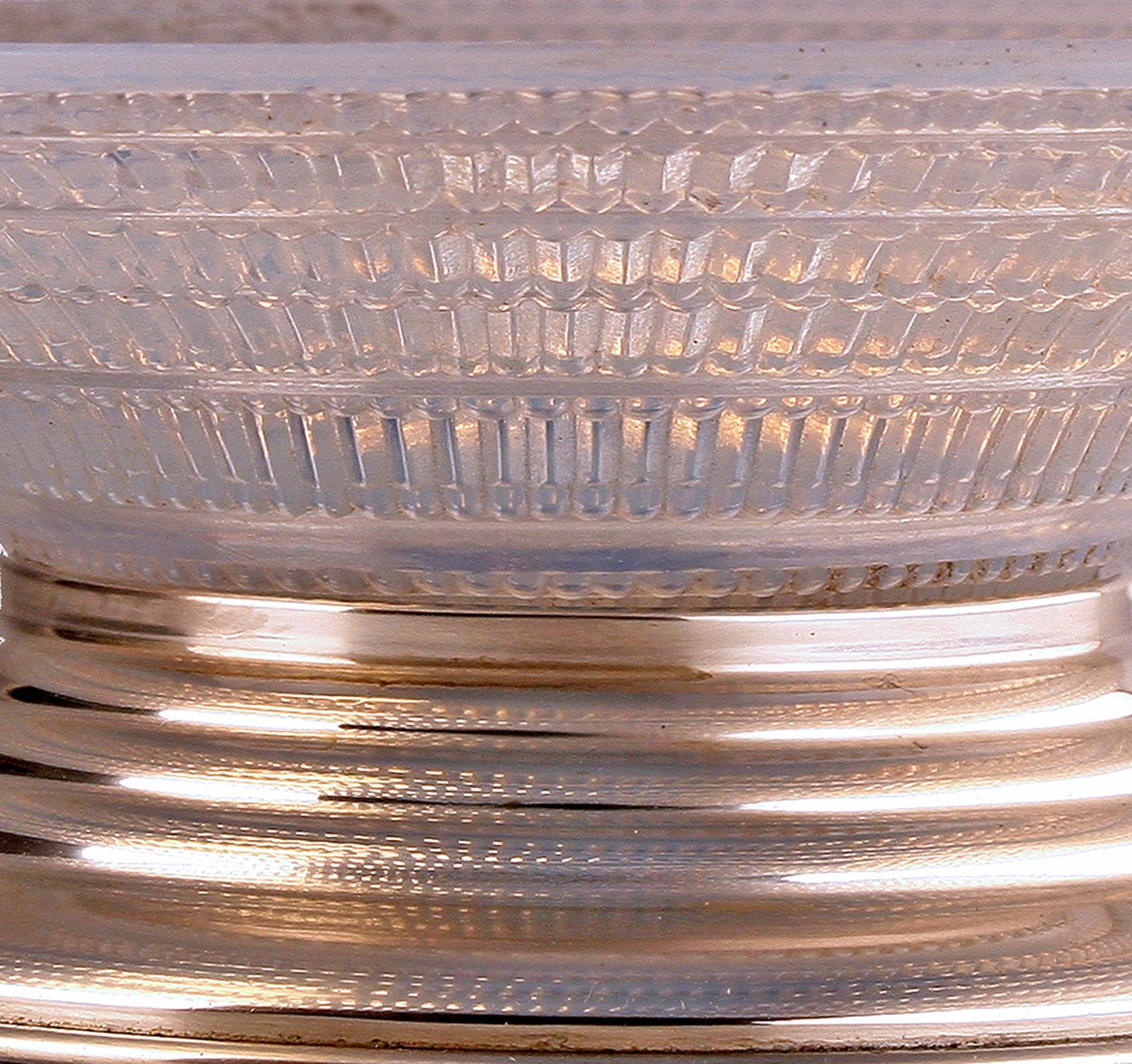 Piatto da portata Art Déco francese in vetro opalescente con base in argento in vendita 2