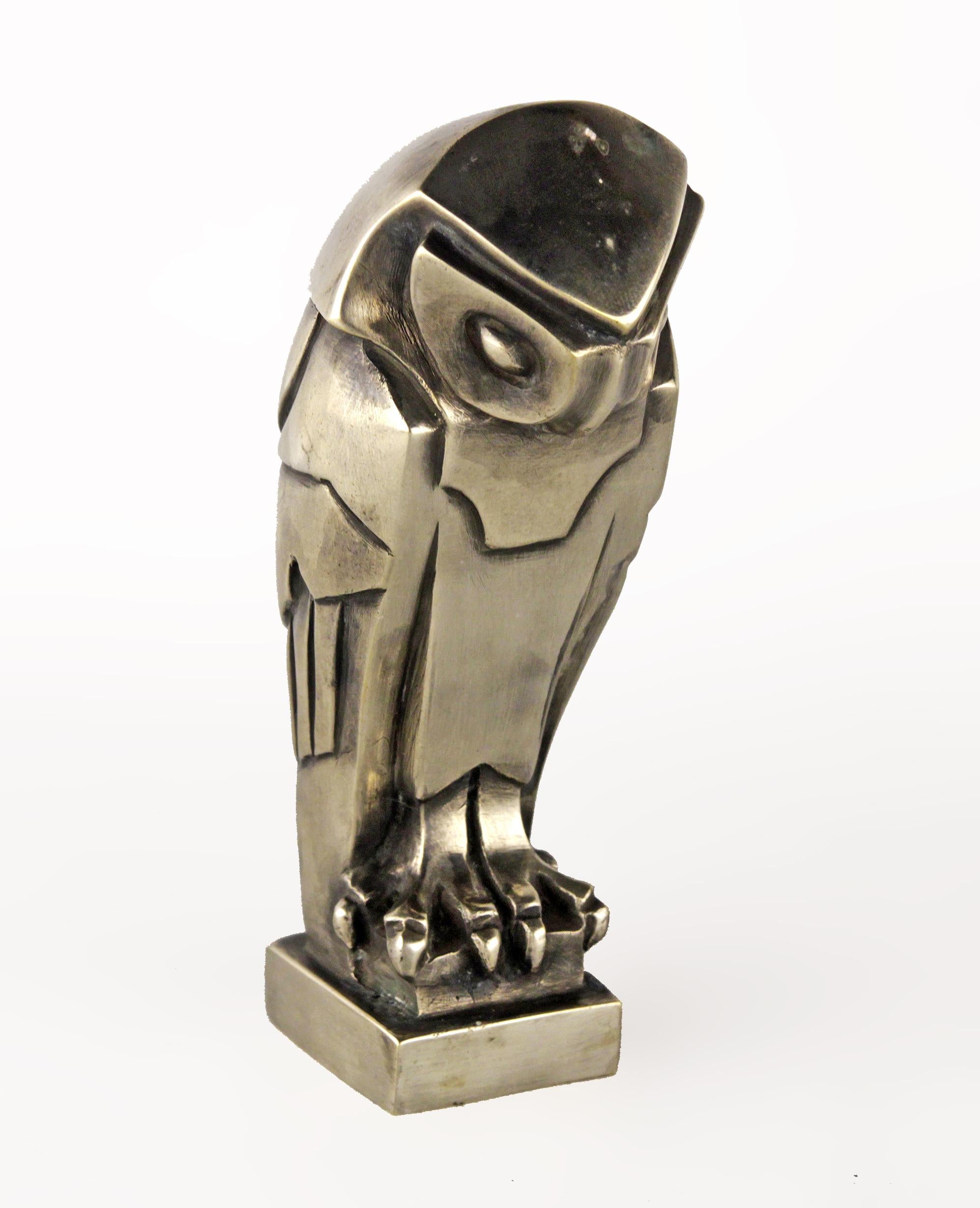 Early 20th century Art Déco french nickelled bronze owl-shaped car mascot by Édouard-Marcel Sandoz for Susse Frères

By: Édouard-Marcel Sandoz, Susse Frères
Material: bronze, nickel, copper, metal
Technique: cast, molded, polished,