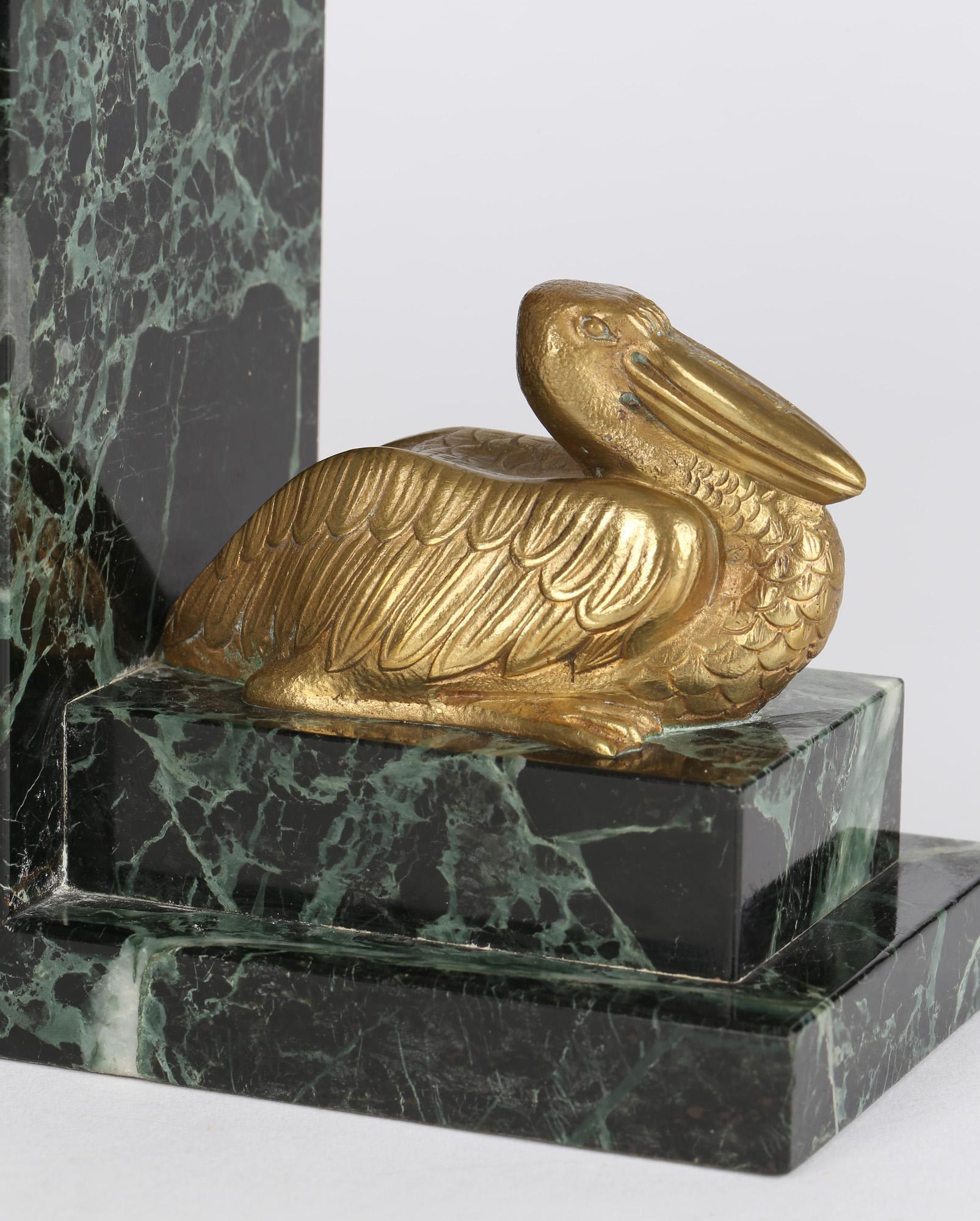 Paar französische Art déco- Pelikan-Buchstützen aus Bronze auf Marmor, Art déco im Angebot 5