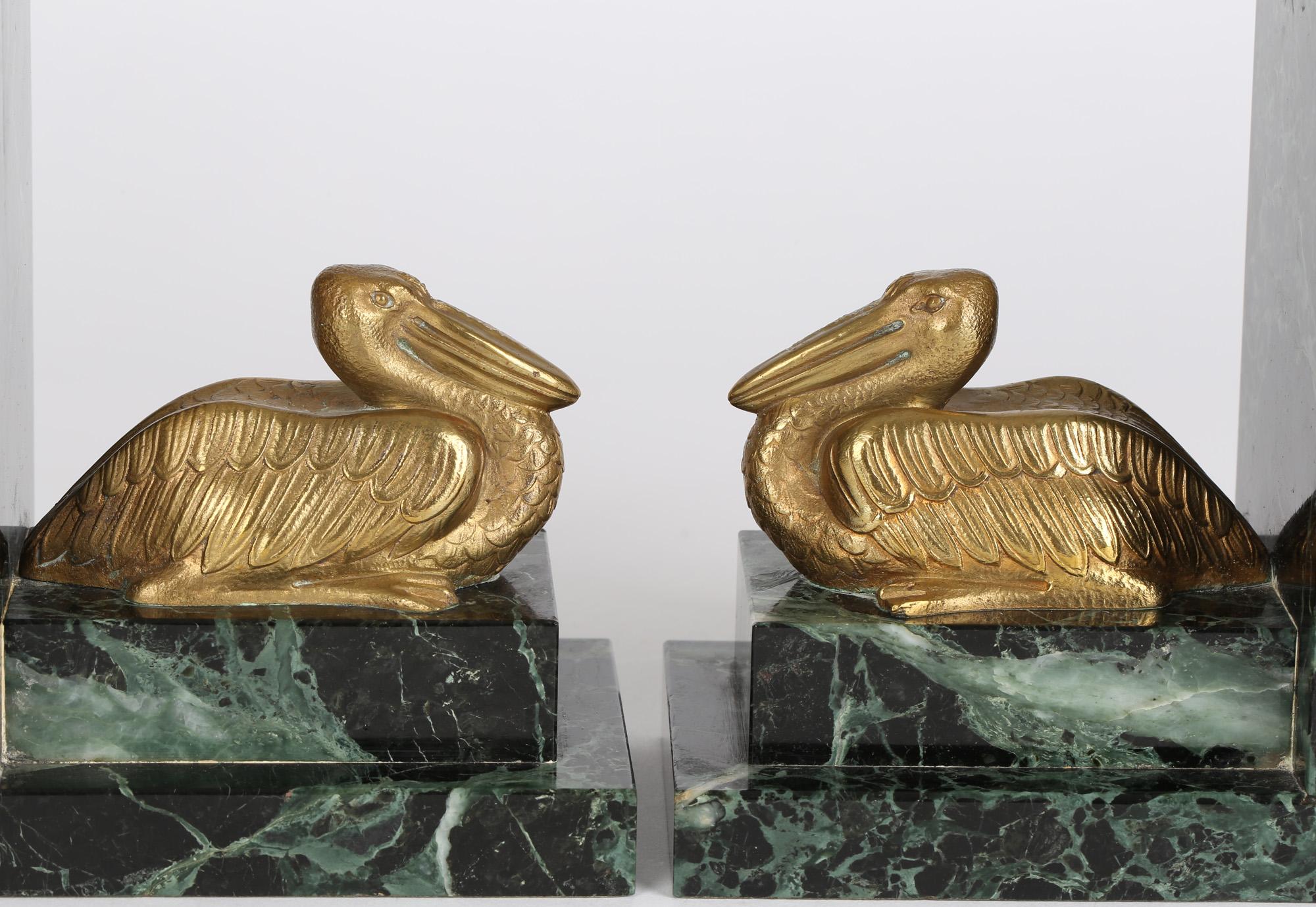 Paar französische Art déco- Pelikan-Buchstützen aus Bronze auf Marmor, Art déco (Französisch) im Angebot