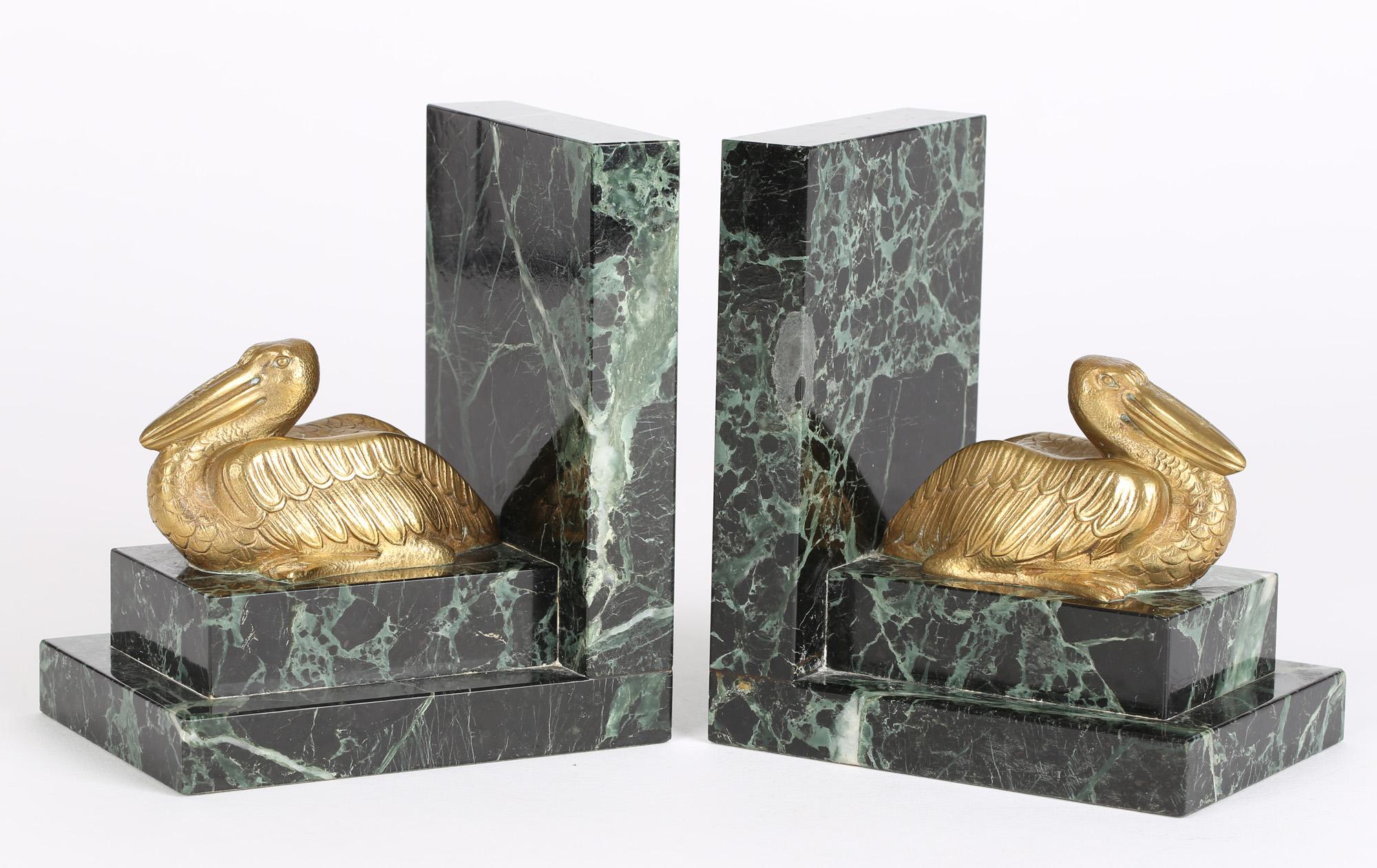Moulage Paire de serre-livres Art Déco français Pélican en bronze sur marbre en vente