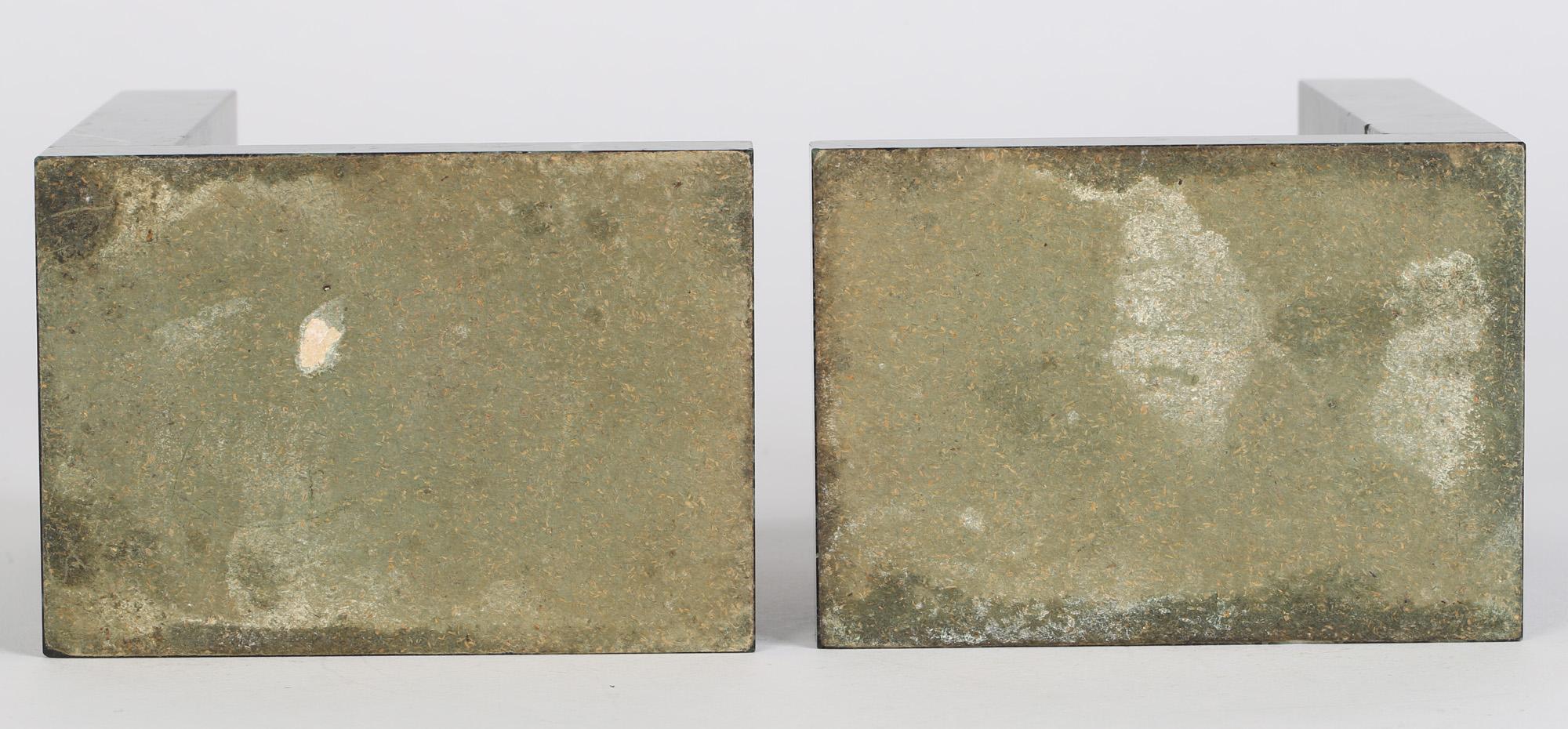 Paar französische Art déco- Pelikan-Buchstützen aus Bronze auf Marmor, Art déco im Angebot 1
