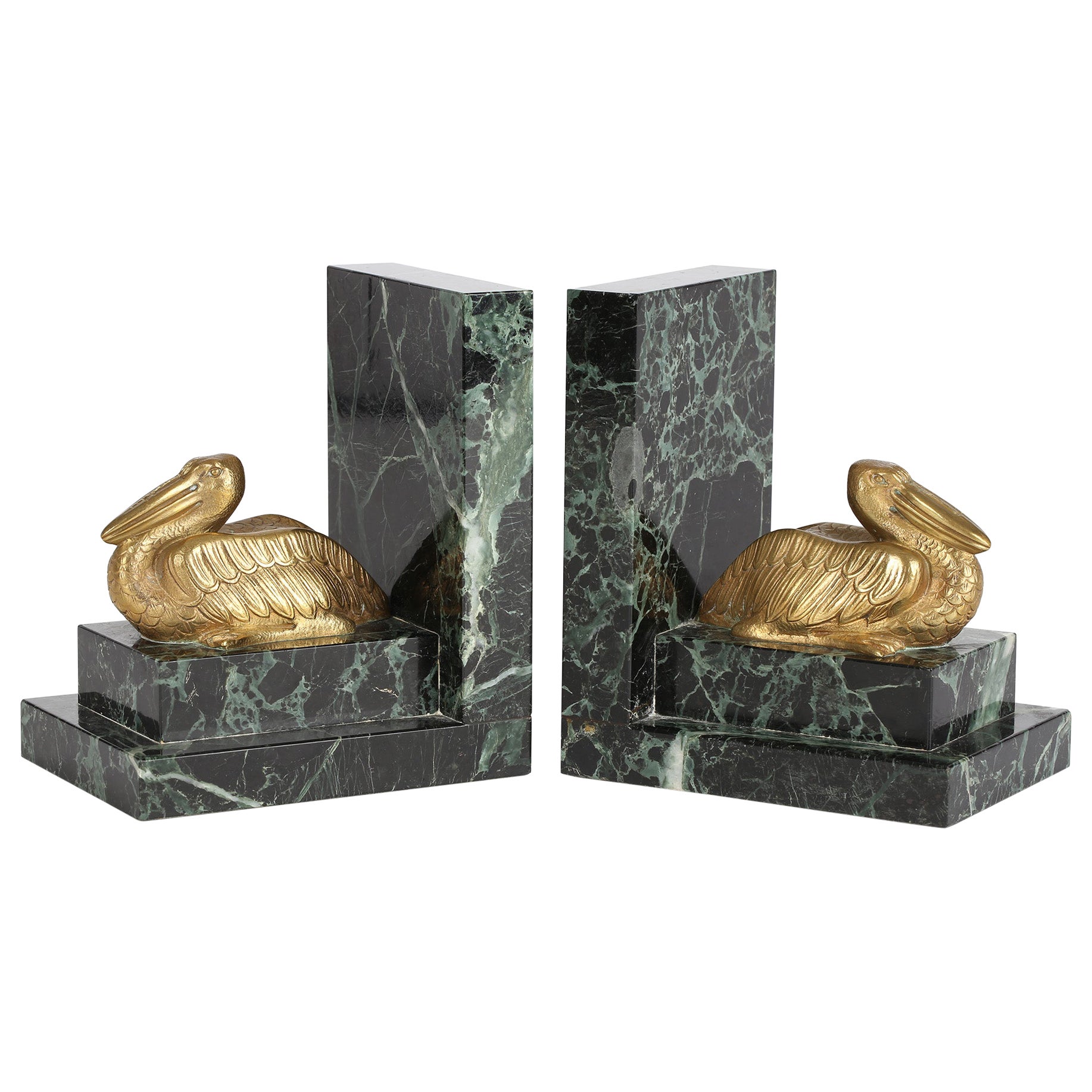 Paar französische Art déco- Pelikan-Buchstützen aus Bronze auf Marmor, Art déco