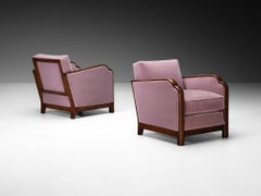 Par de sillones de estilo Art Déco francés, de líneas angulosas, en madera y mohair morado