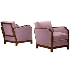 Par de sillones de estilo Art Déco francés, de líneas angulosas, en madera y mohair morado