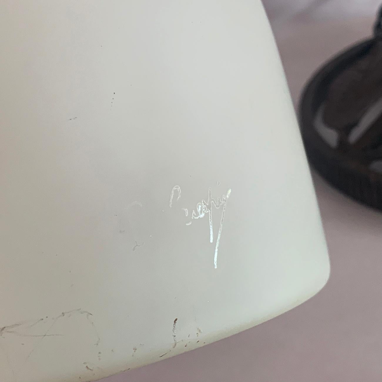Lampe Art Déco, avec abat-jour en verre bombé, une pièce en pâte de verre, signée 