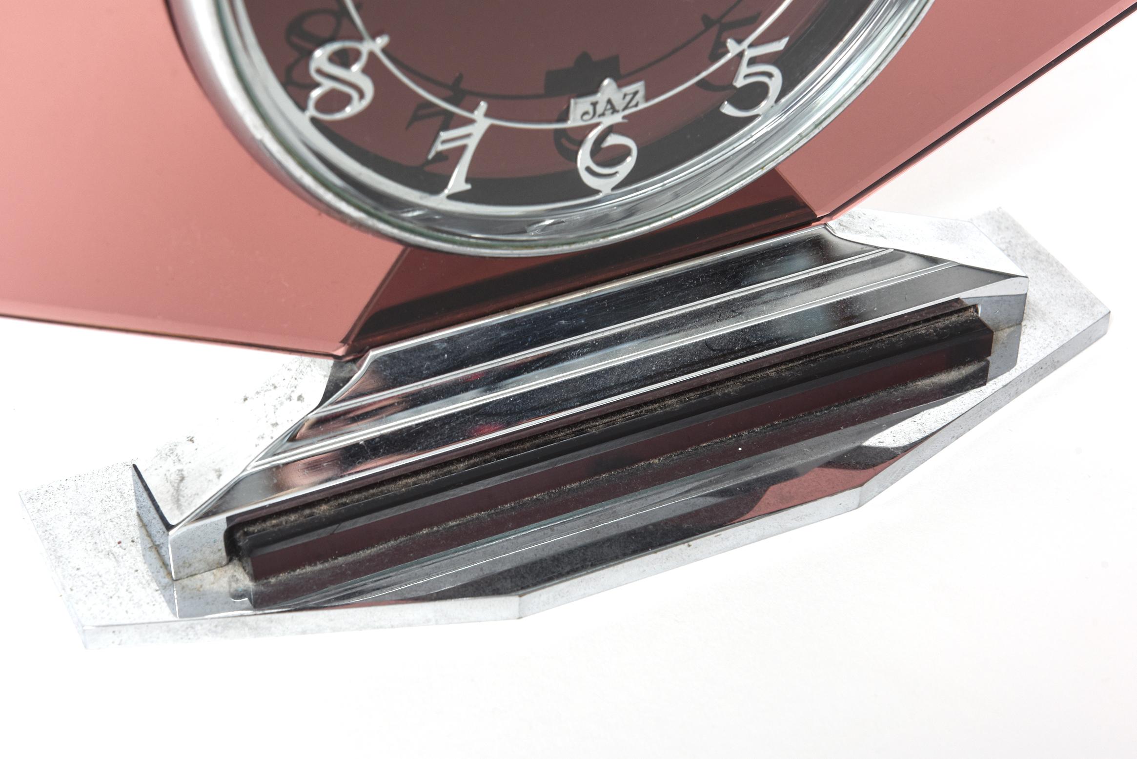 Français Horloge Art déco française en verre rose originale 8 jours des années 1930 par Jaz en vente